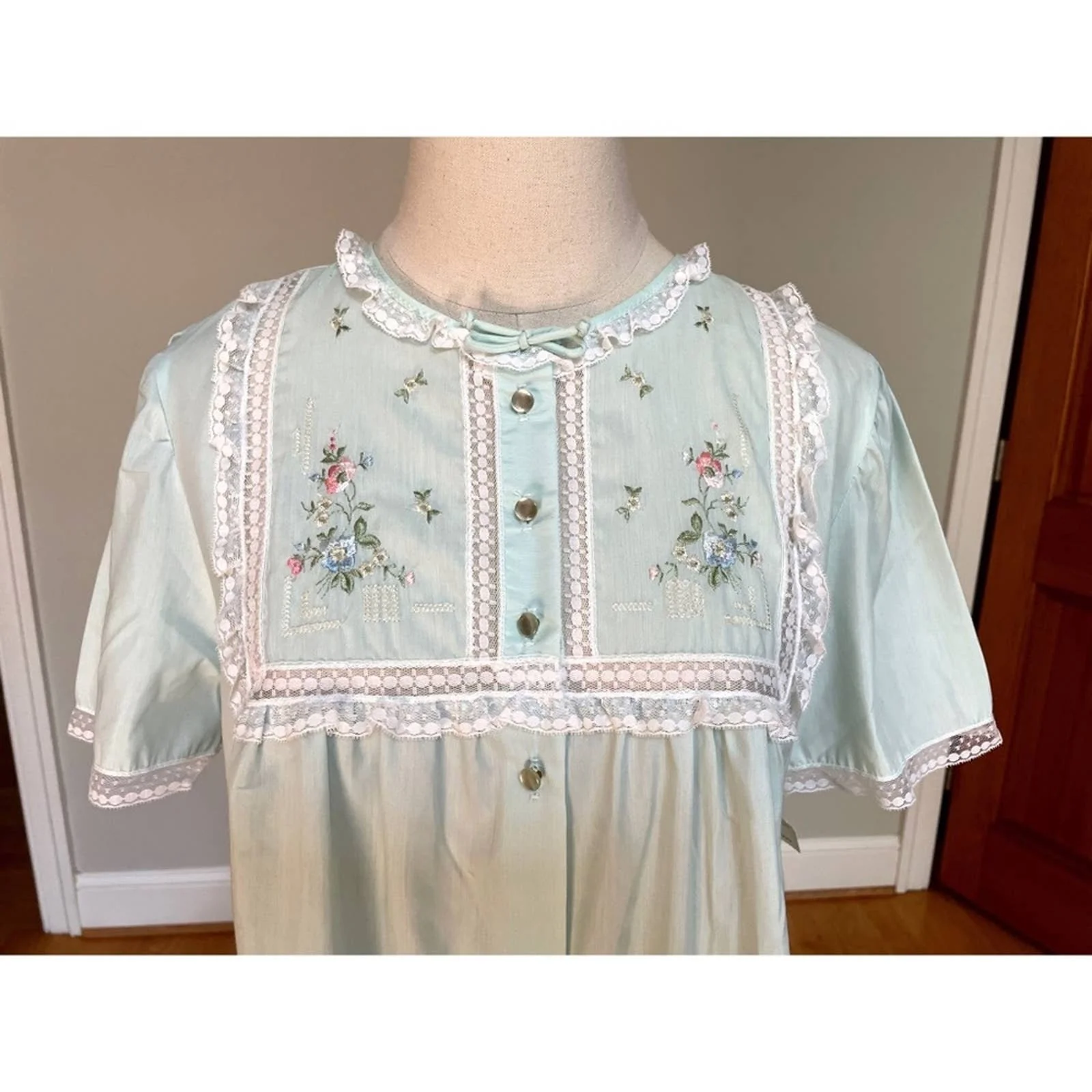 60s 70s Blue Floral Embroidered Lace Short Sleeve House Dress Coat by Barbizon - Image 6