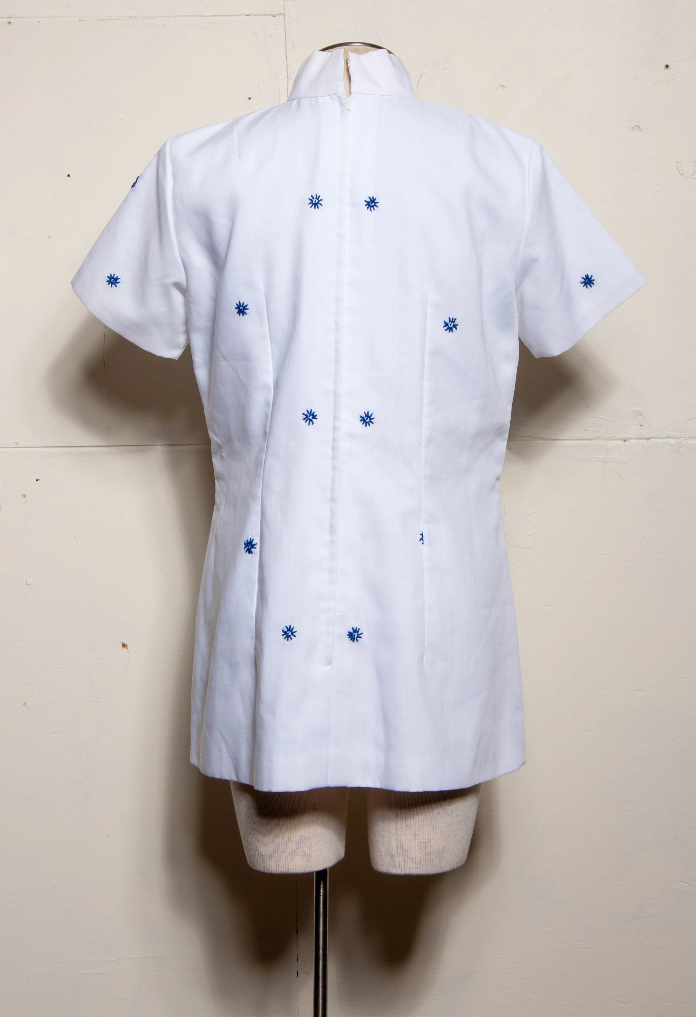 60s/70s Blue Embroidered White Mock Neck Tunic - Image 2