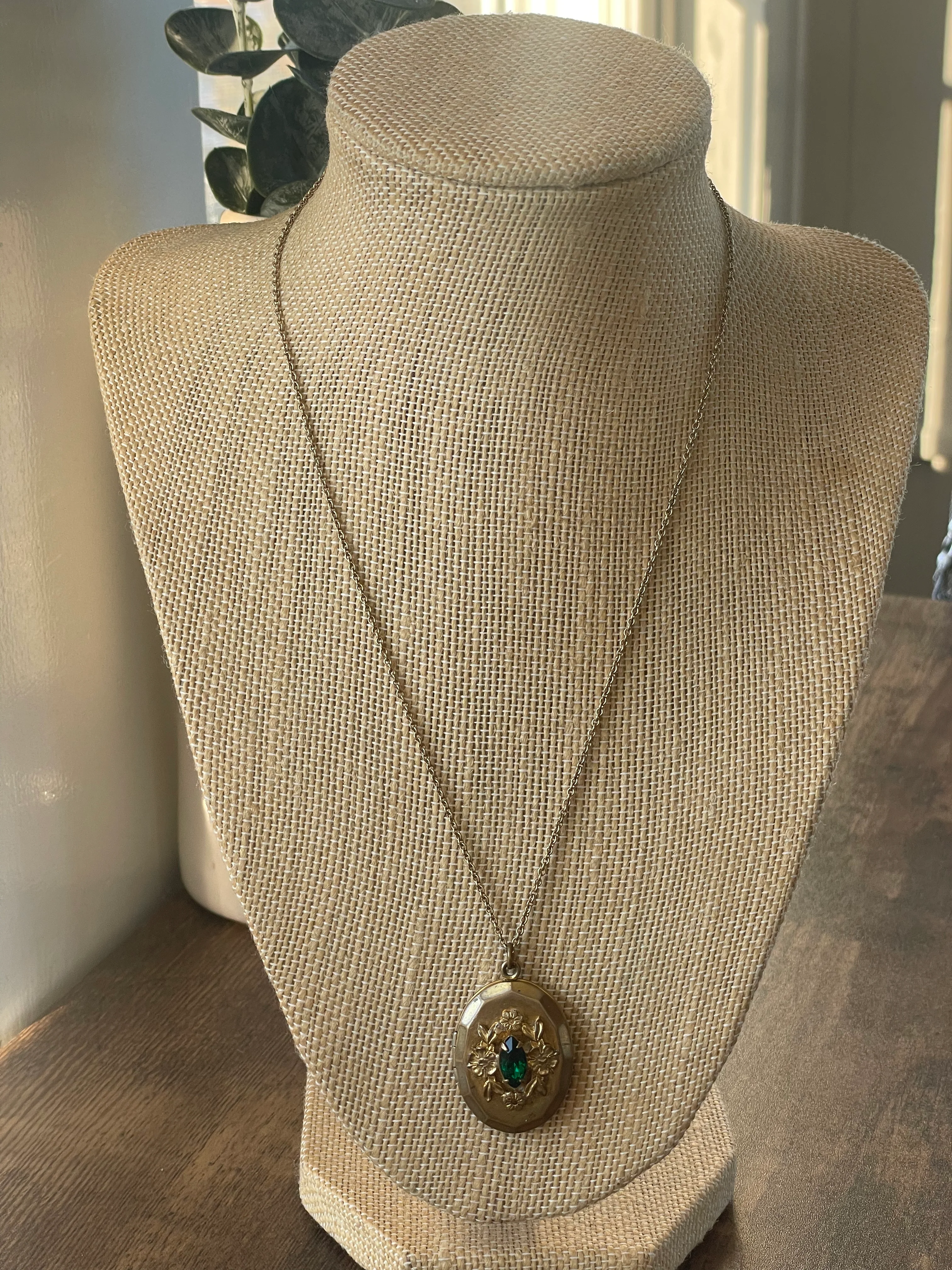 60s/70s Filigree And Emerald Rhinestone Locket Necklace - Image 2