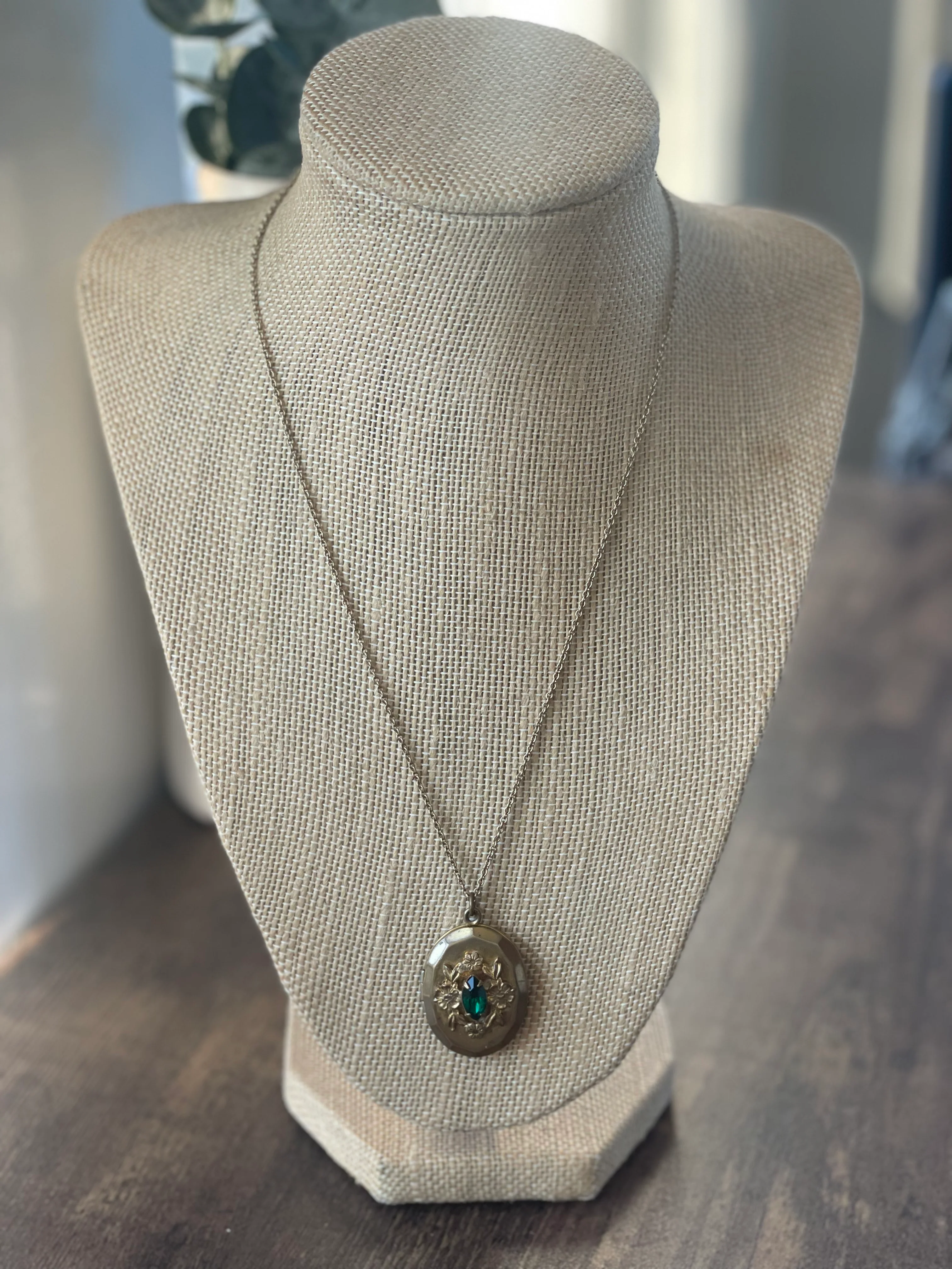 60s/70s Filigree And Emerald Rhinestone Locket Necklace - Image 3