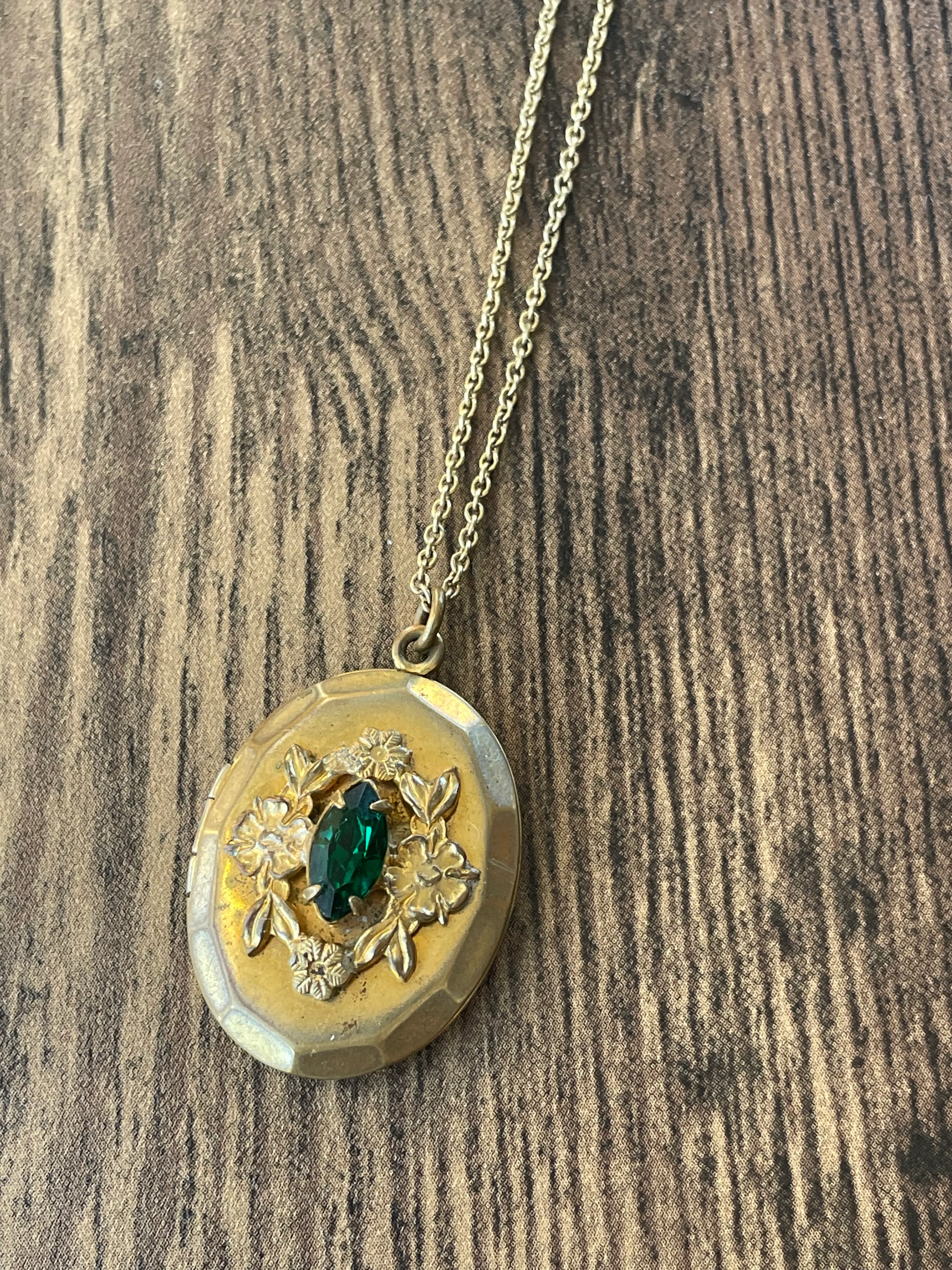 60s/70s Filigree And Emerald Rhinestone Locket Necklace - Image 4