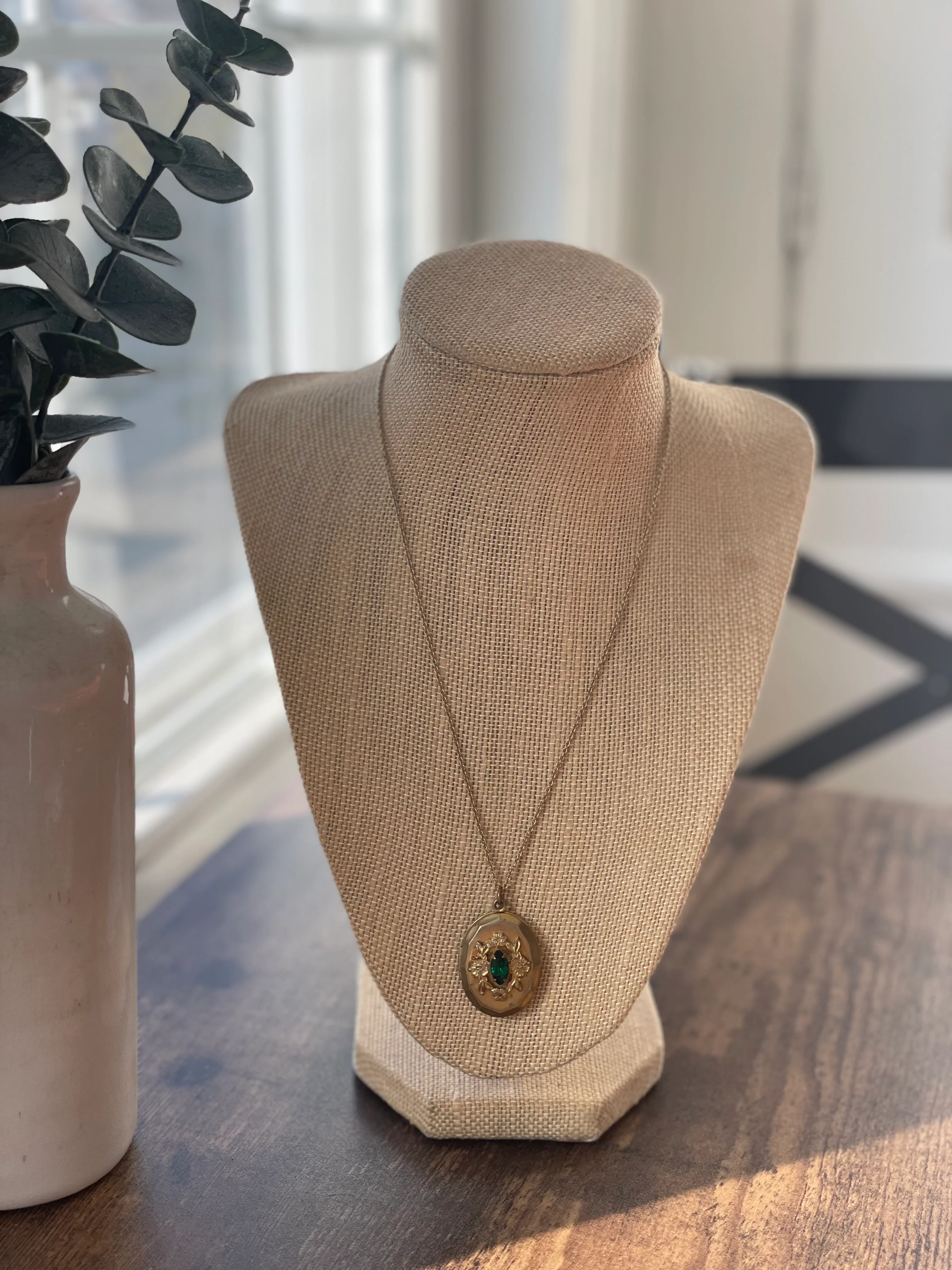 60s/70s Filigree And Emerald Rhinestone Locket Necklace - Image 6