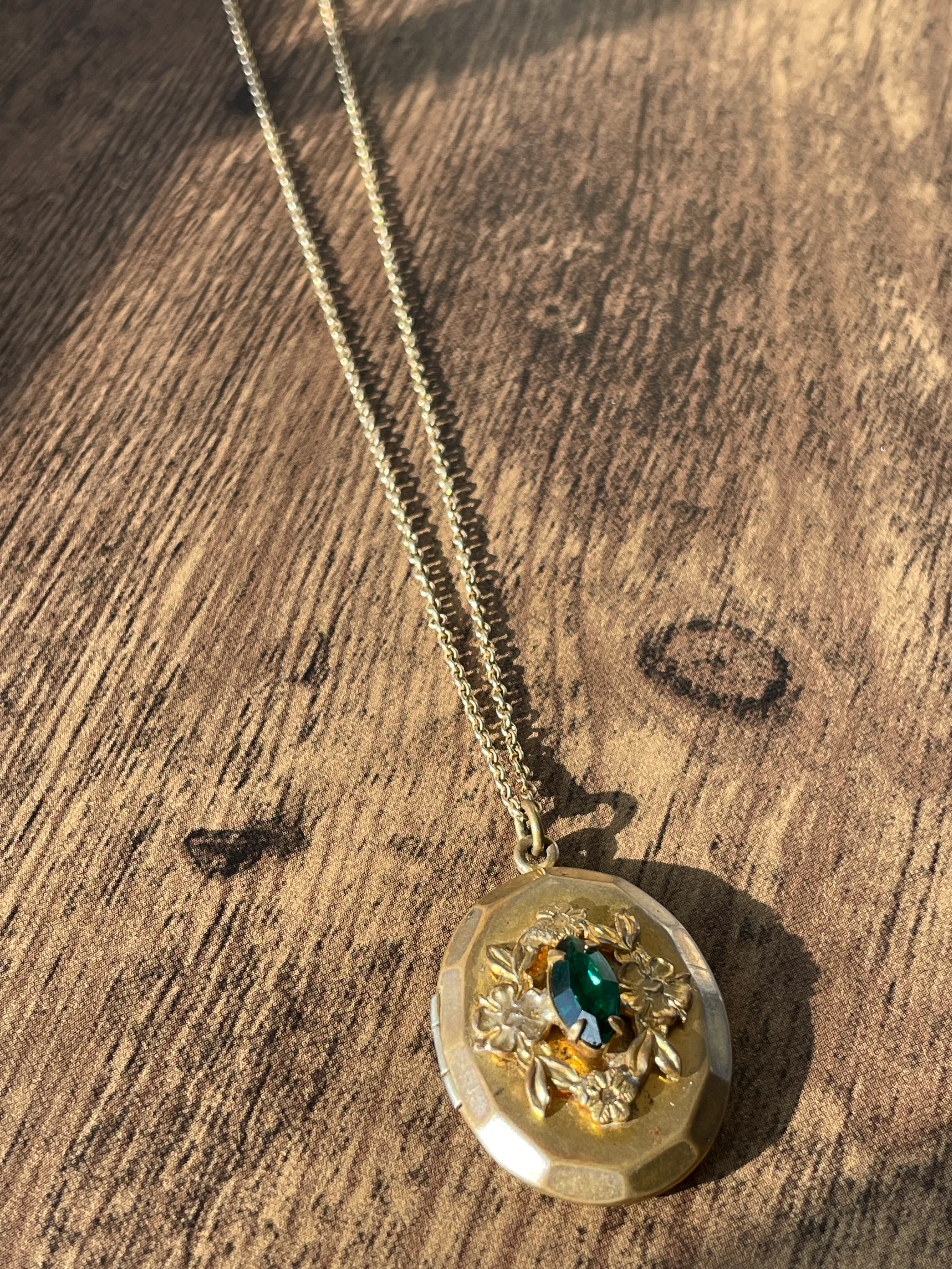 60s/70s Filigree And Emerald Rhinestone Locket Necklace - Image 9