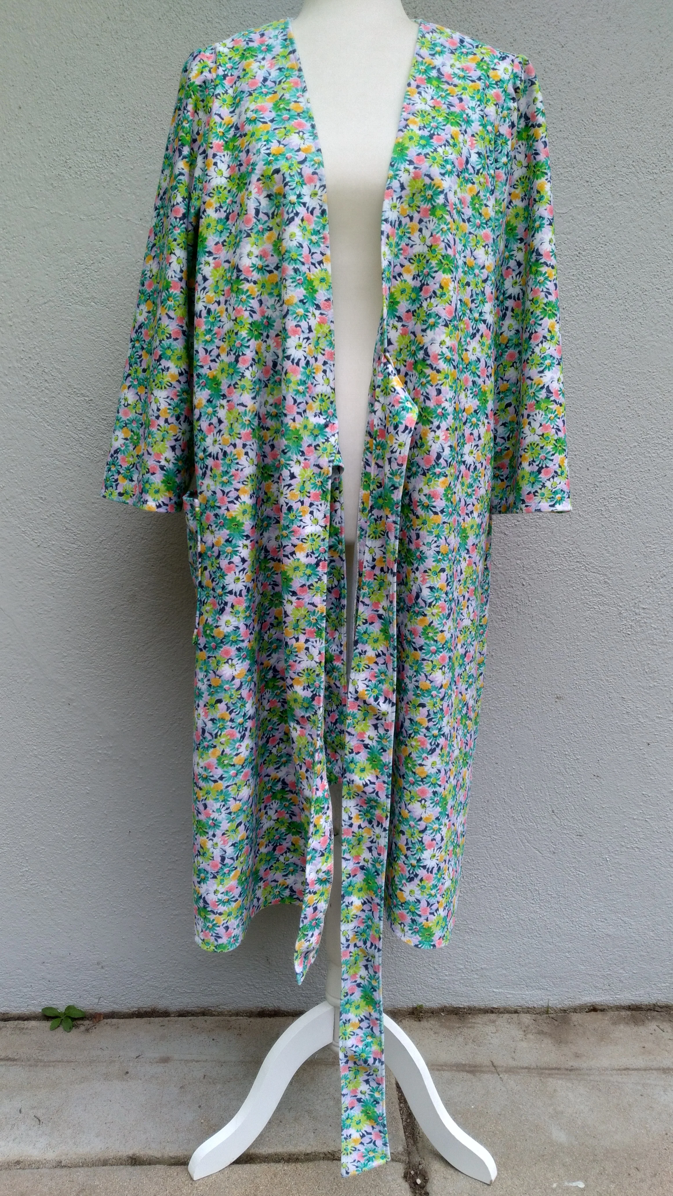 60s/70s Floral Wrap Robe/ House Dress With Front Pocket - Image 9