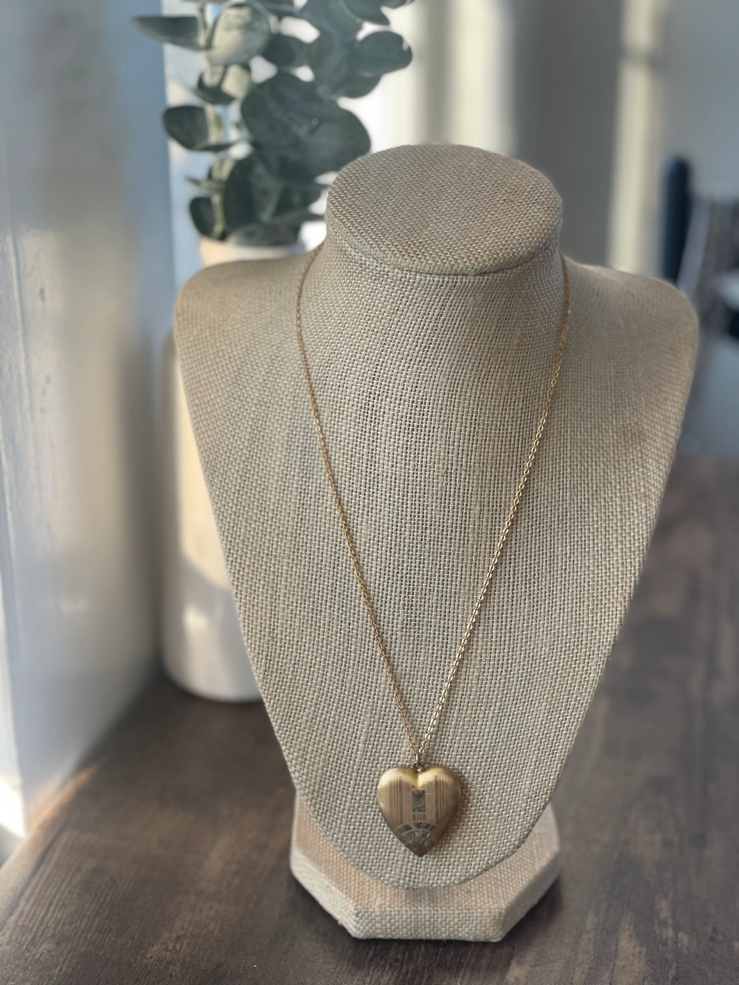 60s/70s Gold Filled Etched Locket - Image 6