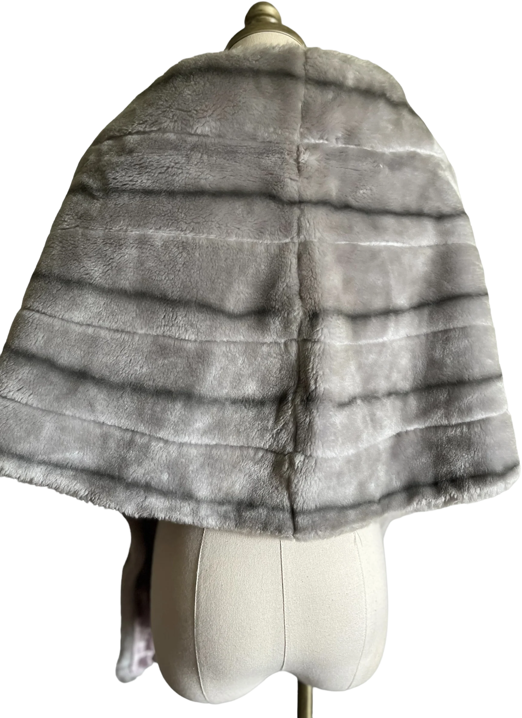 60s/70s Gray Faux Fur Satin Lined Shawl Cape - Image 2