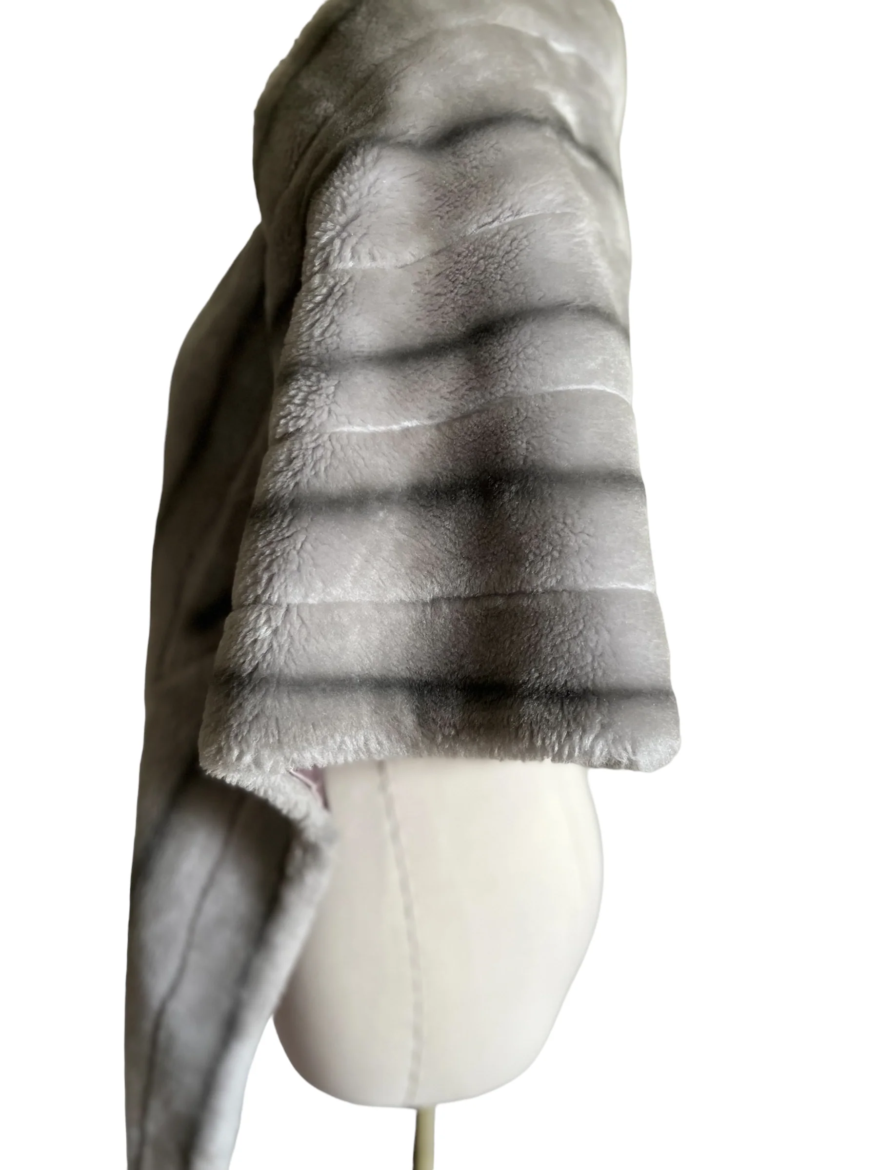 60s/70s Gray Faux Fur Satin Lined Shawl Cape - Image 6