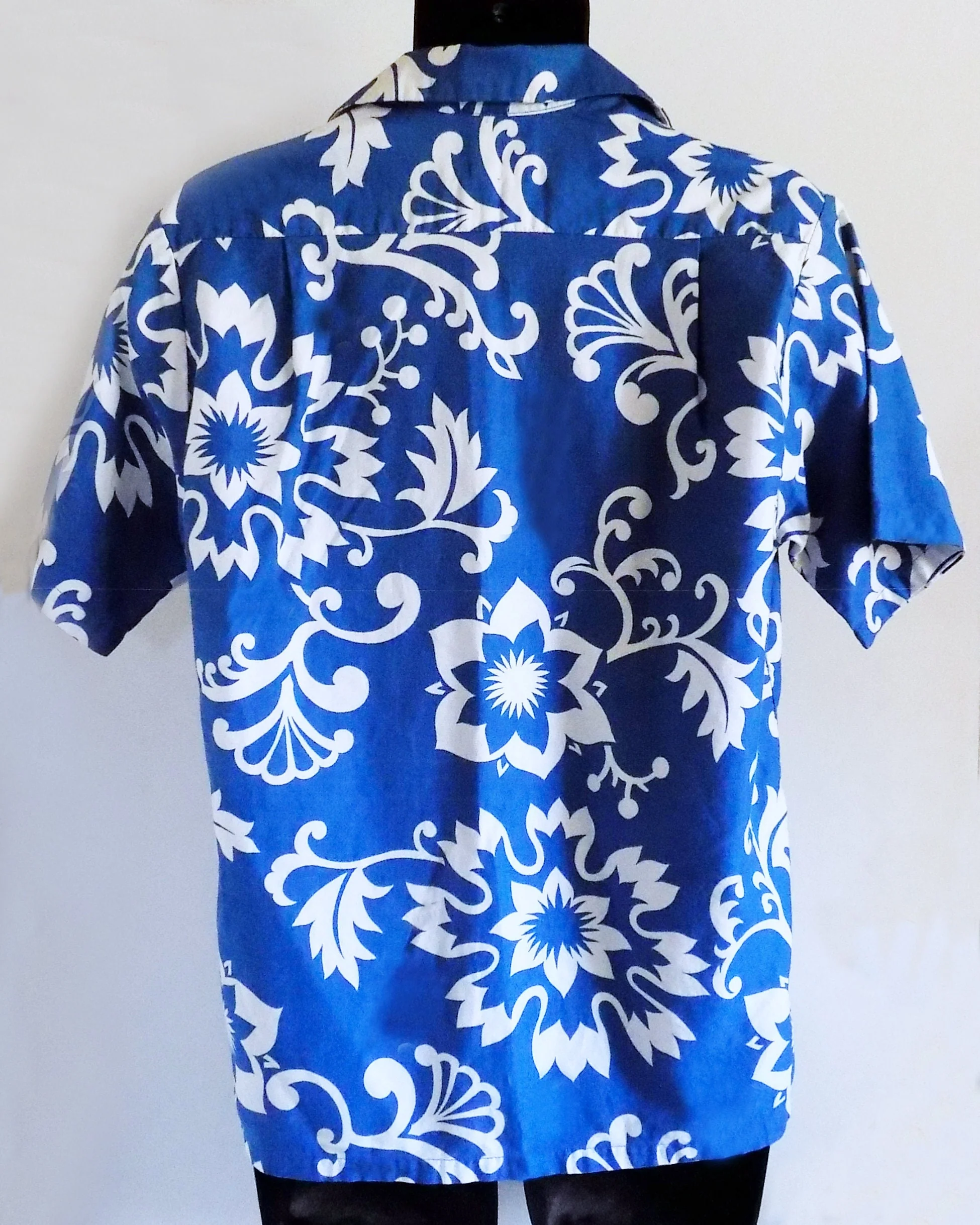 60s - 70s Hawaiian Shirt Waikikian Hotel Honolulu Blue and White Flowers by  Holiday Sportswear - Image 2