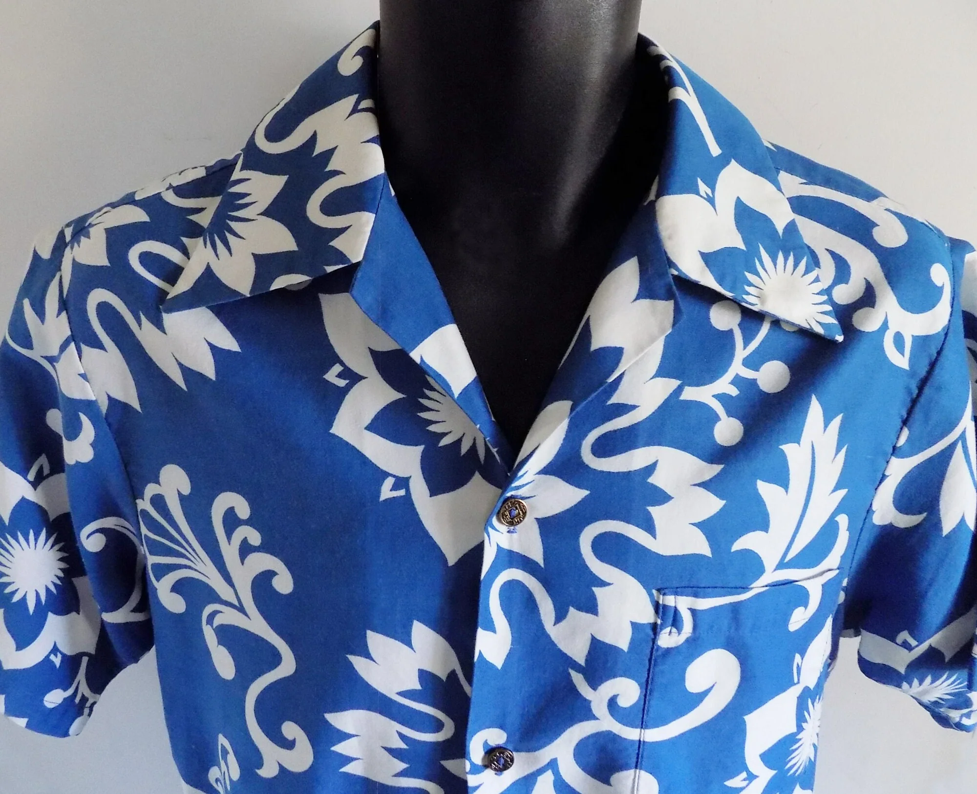 60s - 70s Hawaiian Shirt Waikikian Hotel Honolulu Blue and White Flowers by  Holiday Sportswear - Image 3
