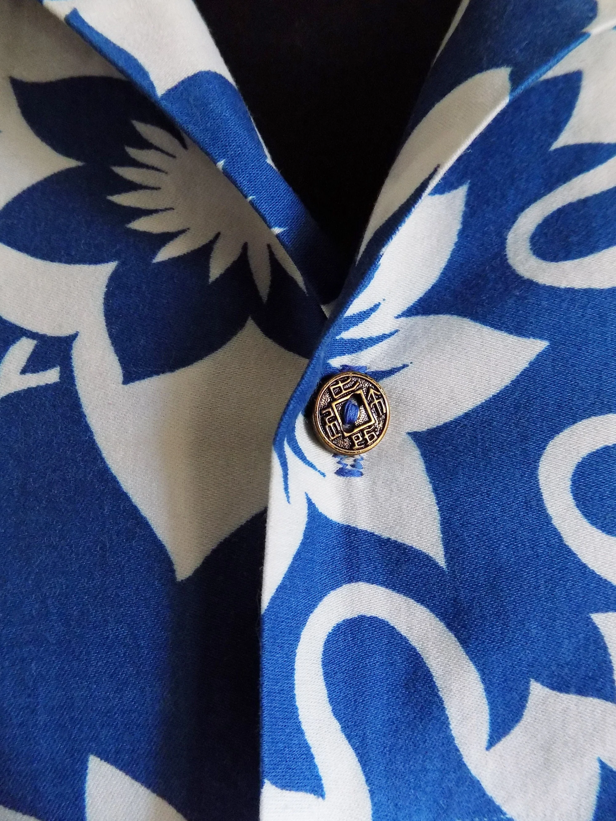 60s - 70s Hawaiian Shirt Waikikian Hotel Honolulu Blue and White Flowers by  Holiday Sportswear - Image 5