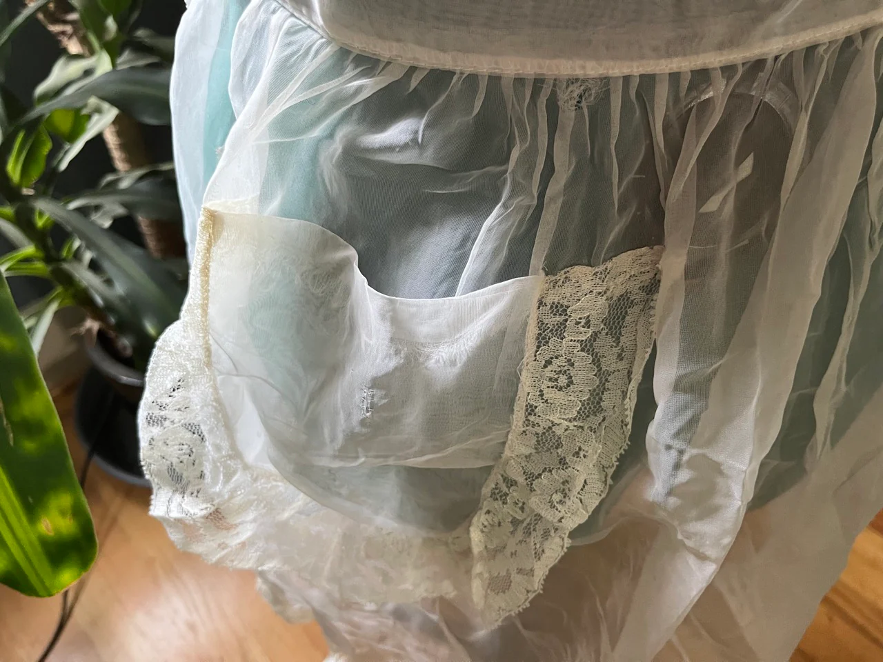 60s/70s Sheer White Delicate Chiffon And Lace Mini Apron - Image 4