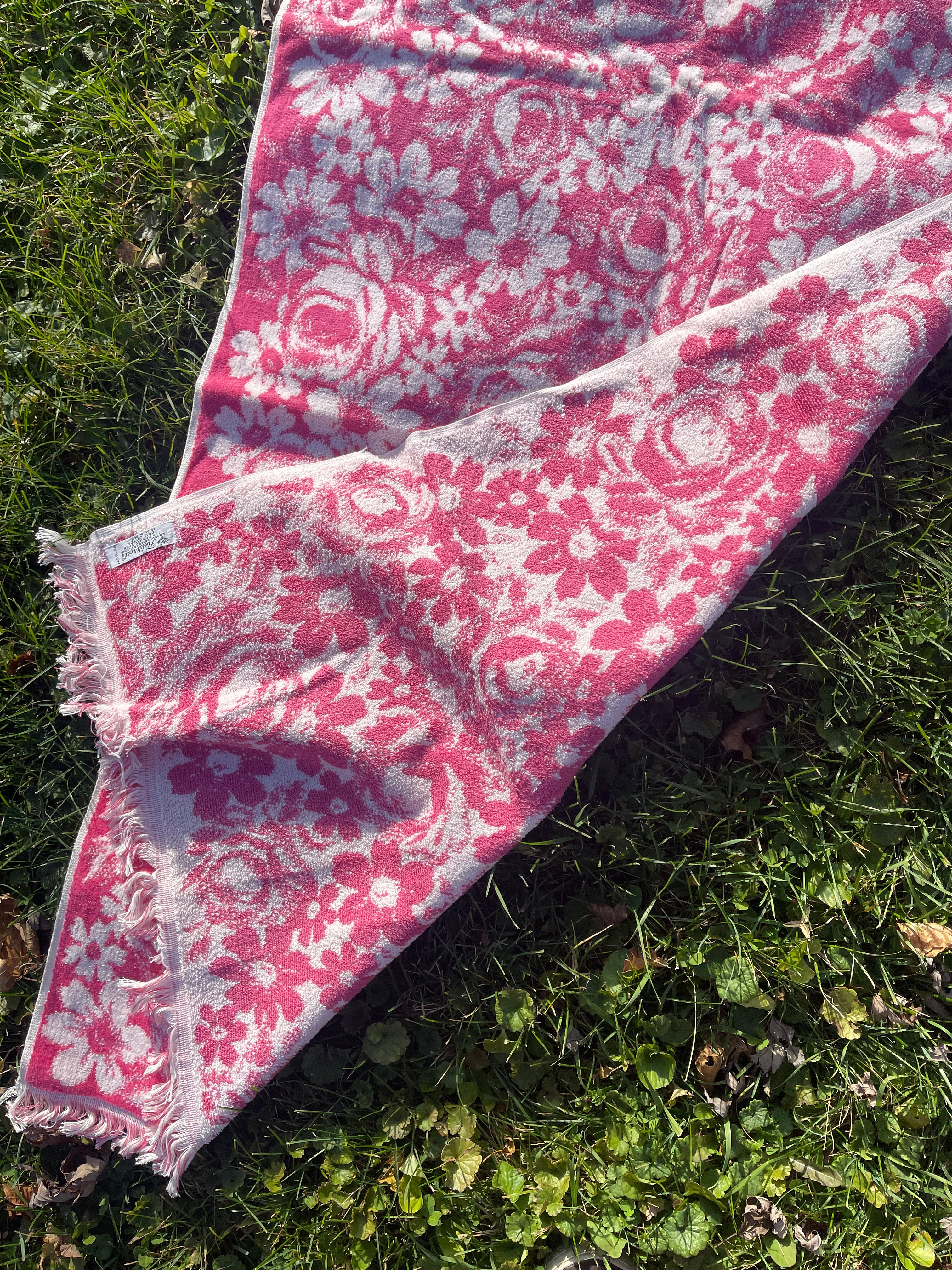 60s/70s Vintage Set Of 3 Pink Cotton Floral Bath Towels By Fieldcrest - Image 3