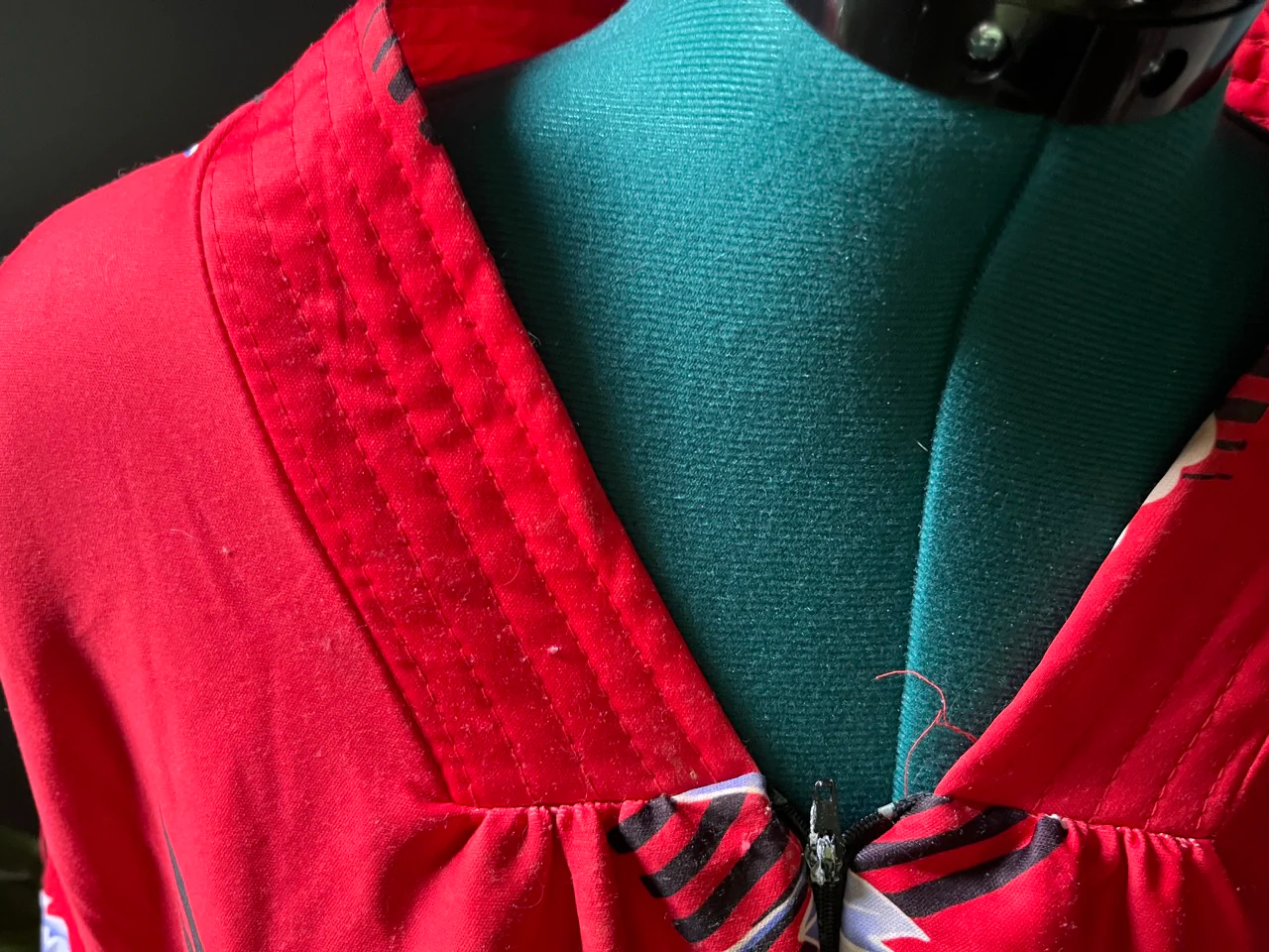 60s/70s Vintage Silky Red Floral Motif Housecoat Smock By Granada - Image 5