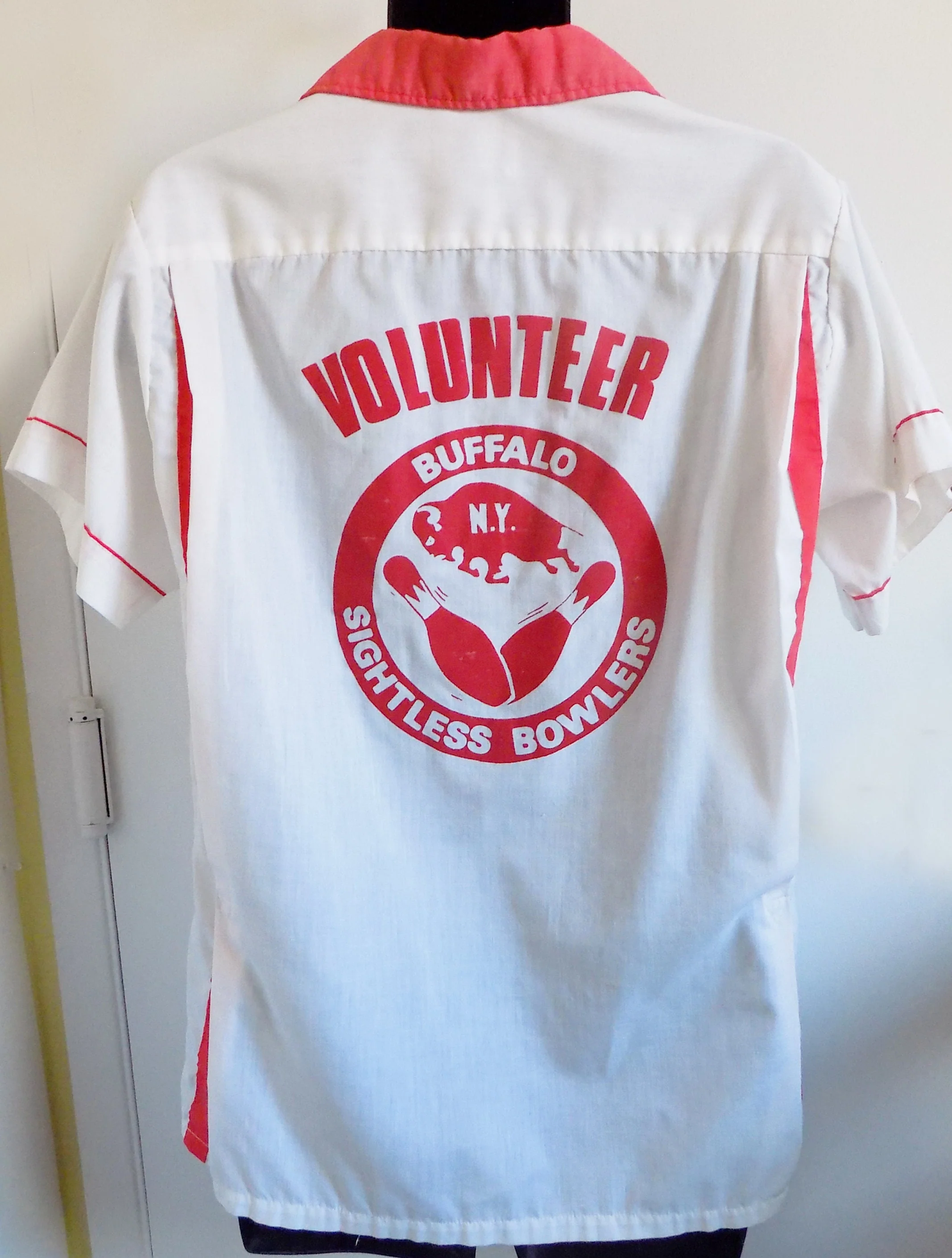60s 70s White and Red Hilton Bowling Shirt Medium Collar Sightless Bowlers Buffalo New York Vents Two Breast Pockets - Image 3