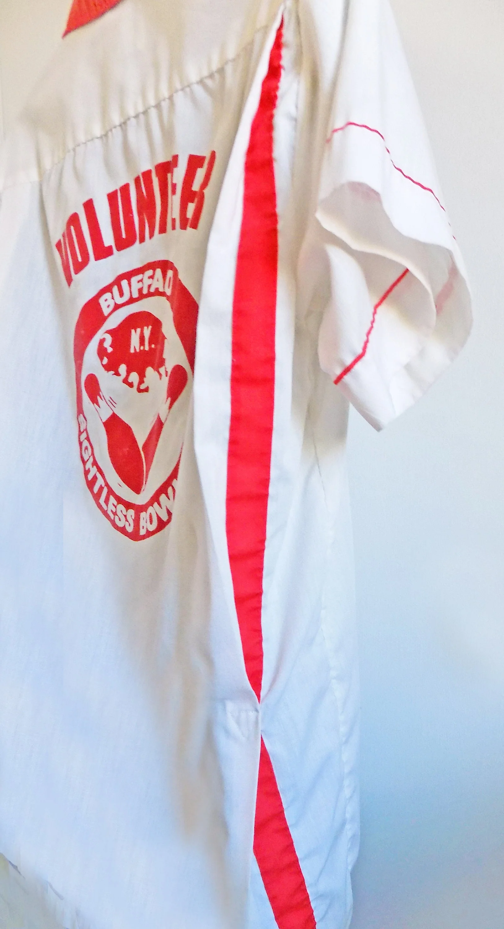 60s 70s White and Red Hilton Bowling Shirt Medium Collar Sightless Bowlers Buffalo New York Vents Two Breast Pockets - Image 5