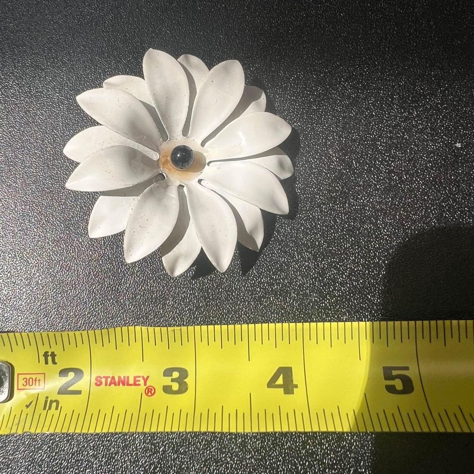 60s/70s White Enamel Flower Brooch Pendant - Image 3