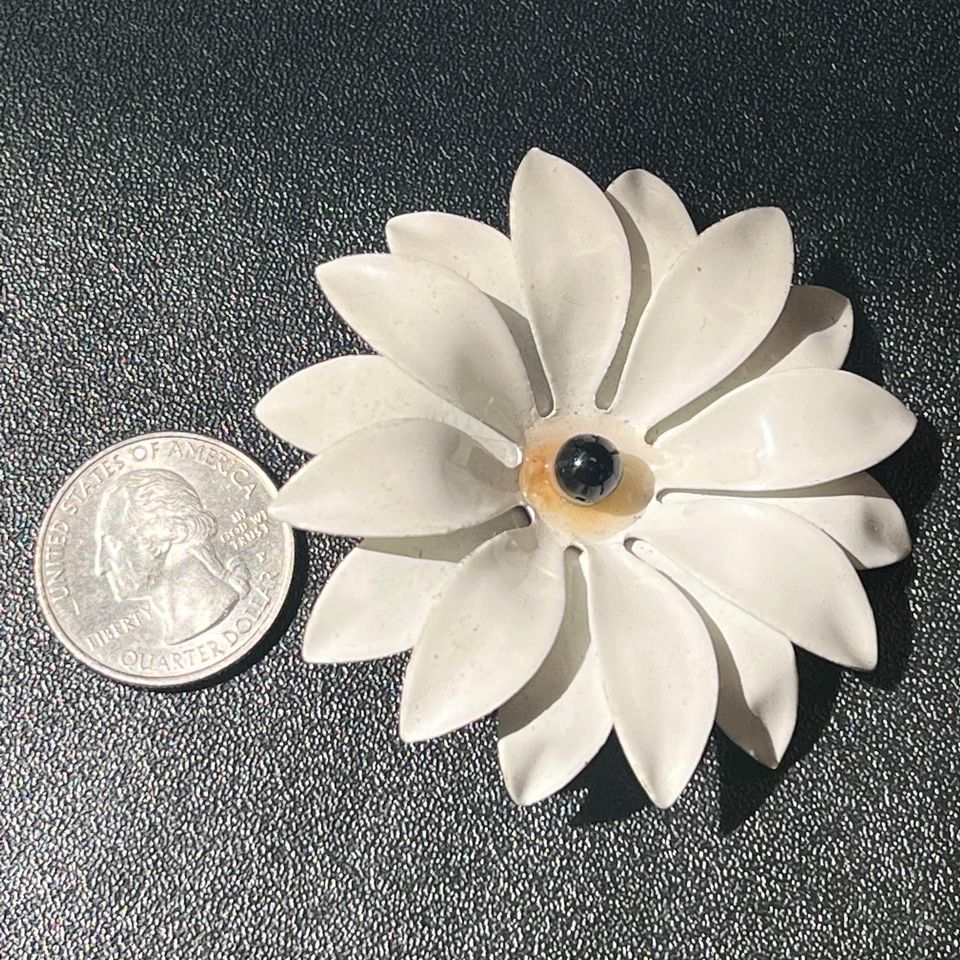 60s/70s White Enamel Flower Brooch Pendant - Image 4