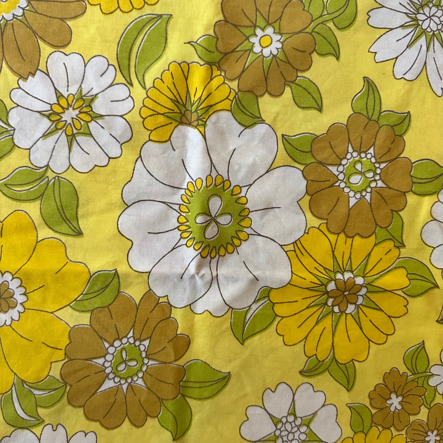 60s/70s Yellow Green White Floral Pillowcase Set - Image 3