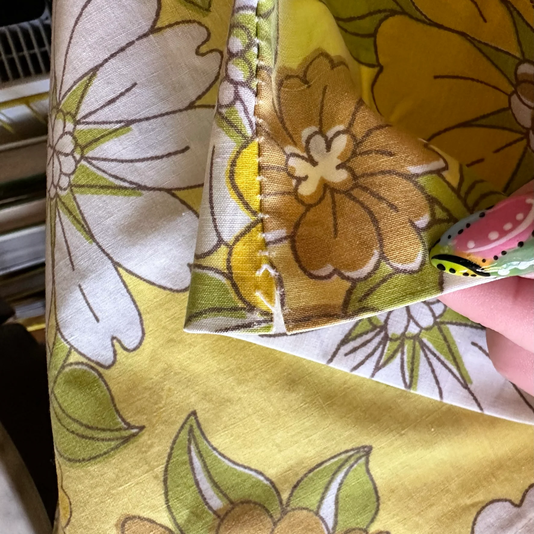 60s/70s Yellow Green White Floral Pillowcase Set - Image 6