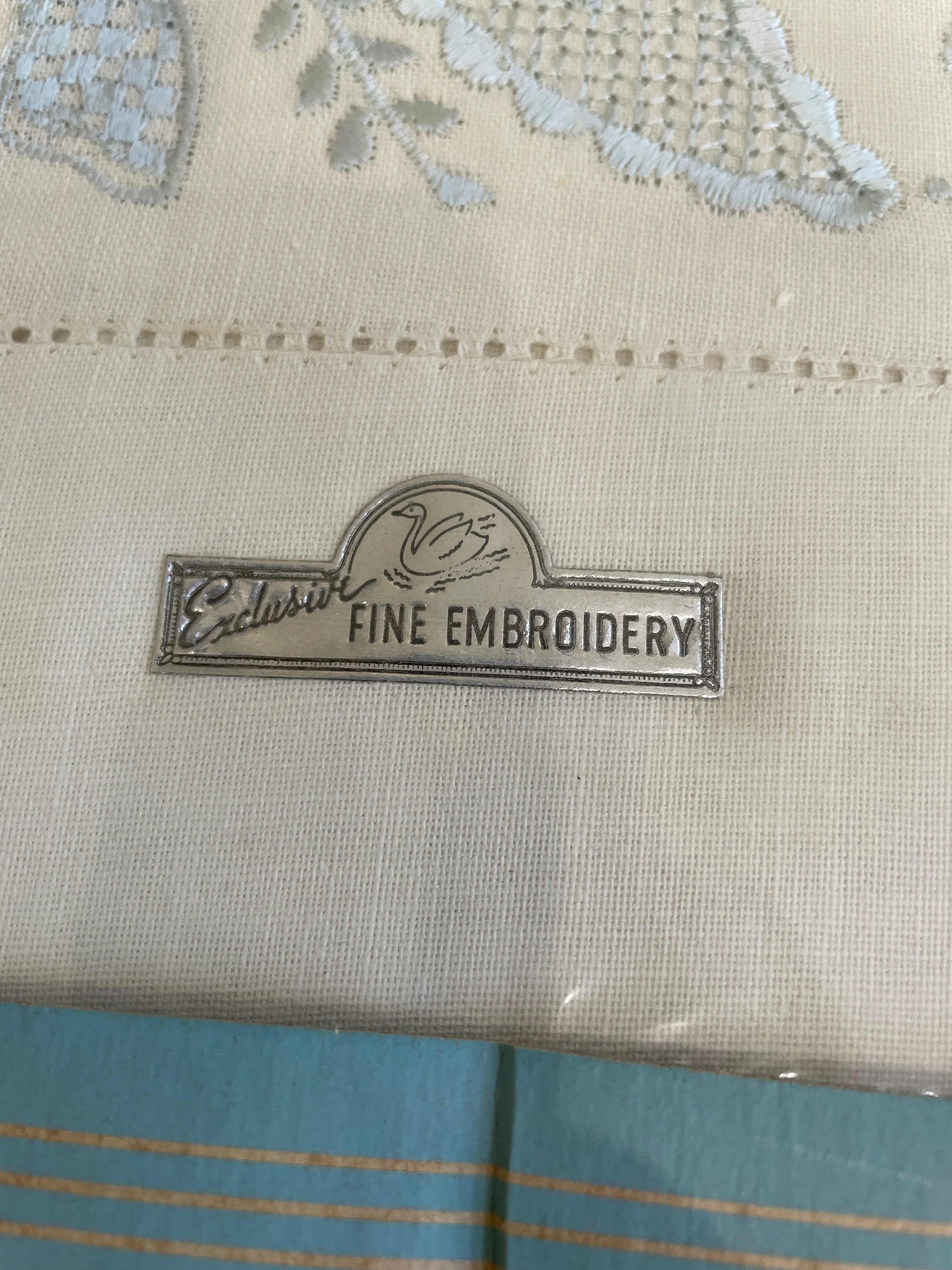 60s Blue Embroidered Pillowcase Set - Image 4