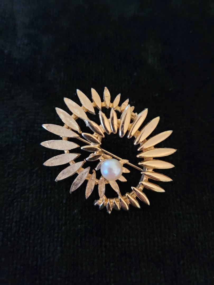 60s Brooks Gold Tone Dimensional Brooch With Pearl By Brooks - Image 3
