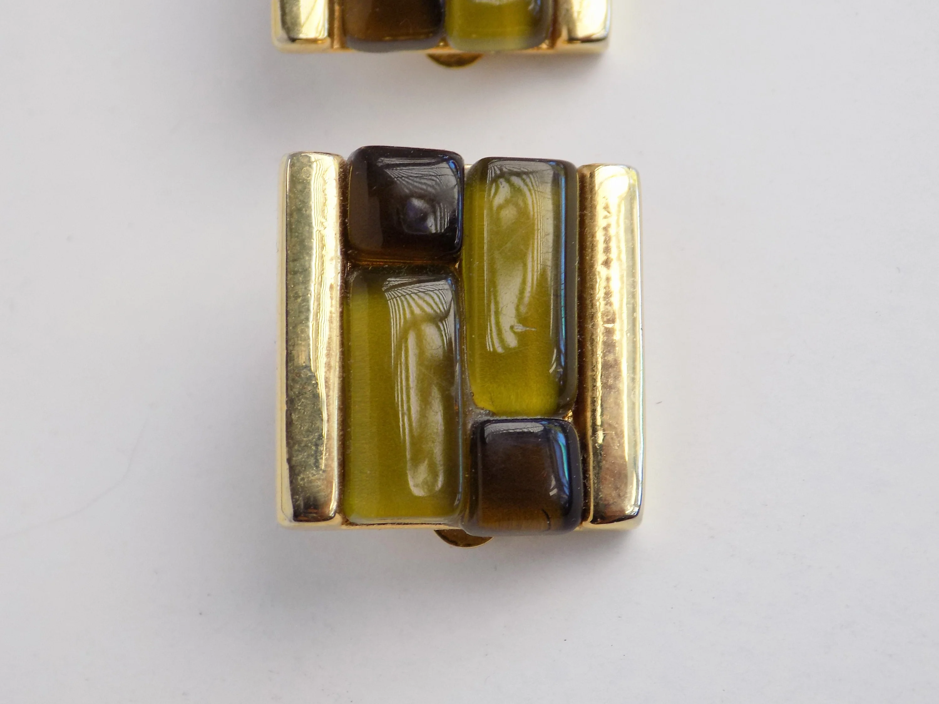 60s Brutalist Plastic Tile Clip Earrings Olive Green Avocado Gold Tone Unsigned Mod Abstract Geometric - Image 2