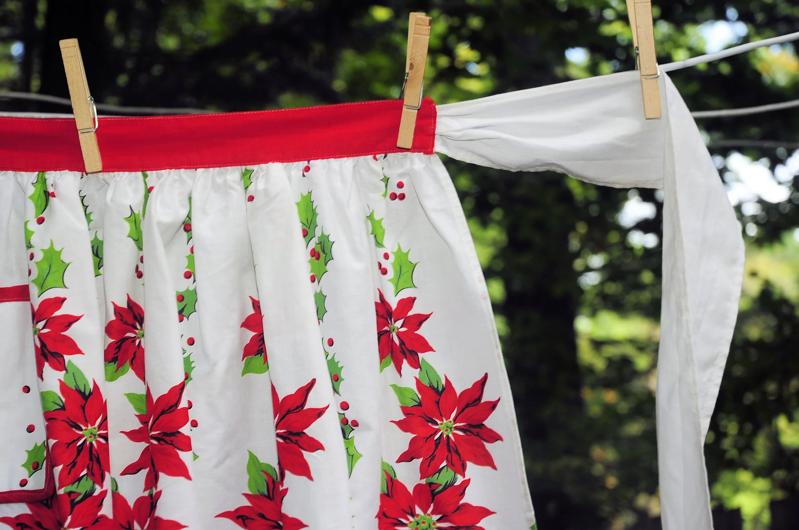 60s Christmas Fancy Hostess Apron Poinsettias Holly - Image 5