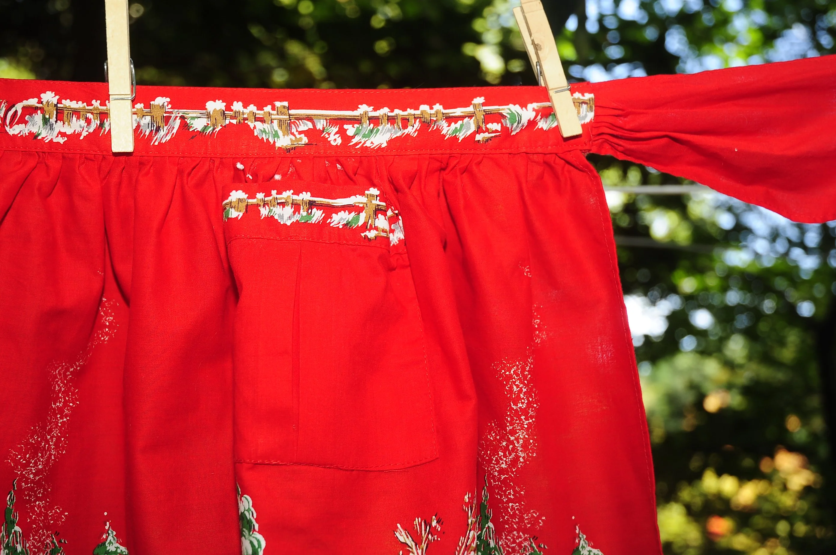 60s Christmas Half Apron Country Cabin Christmas Trees - Image 6