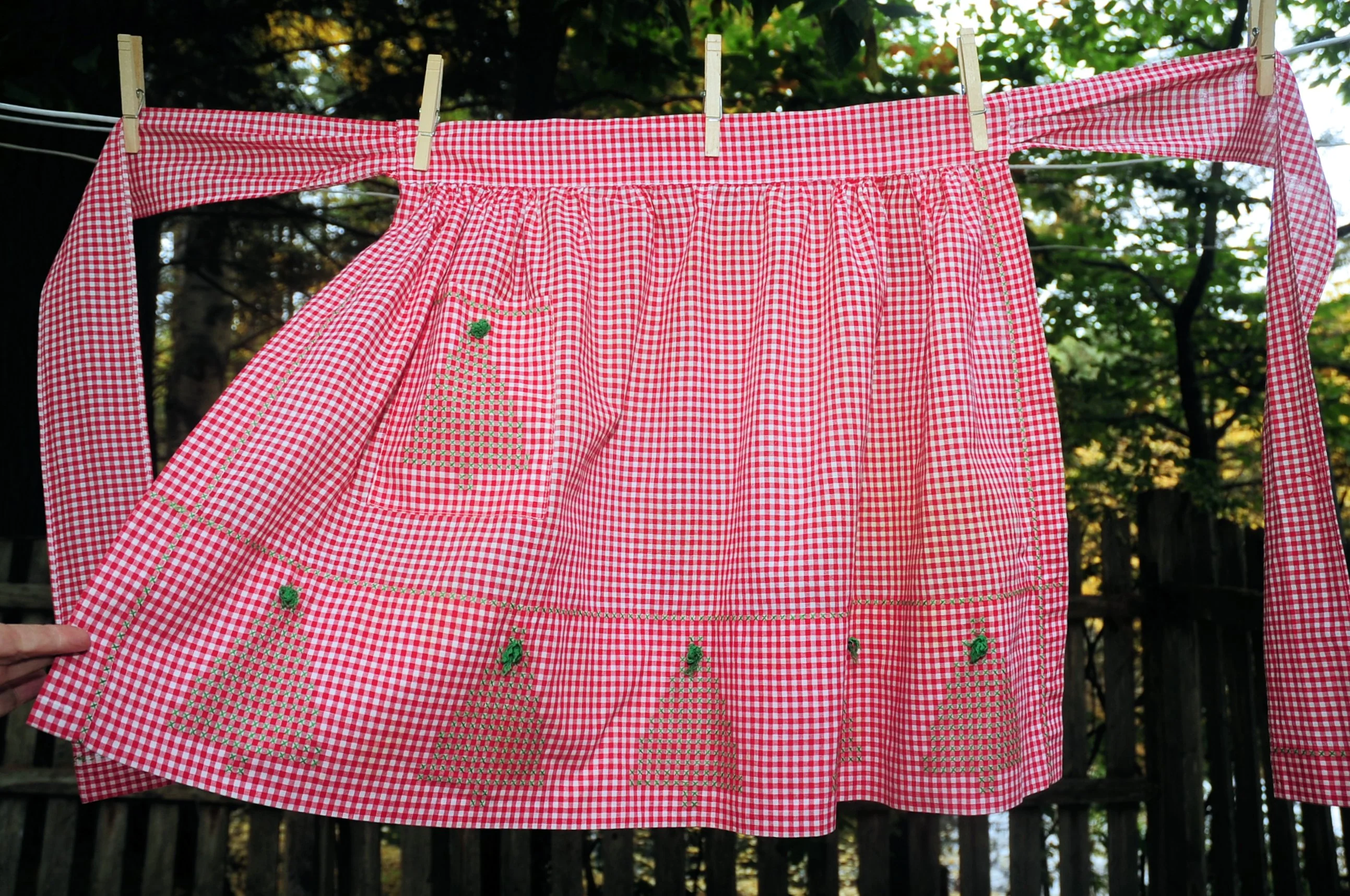 60s Christmas Half Apron Red Gingham Tree Embroidery - Image 10