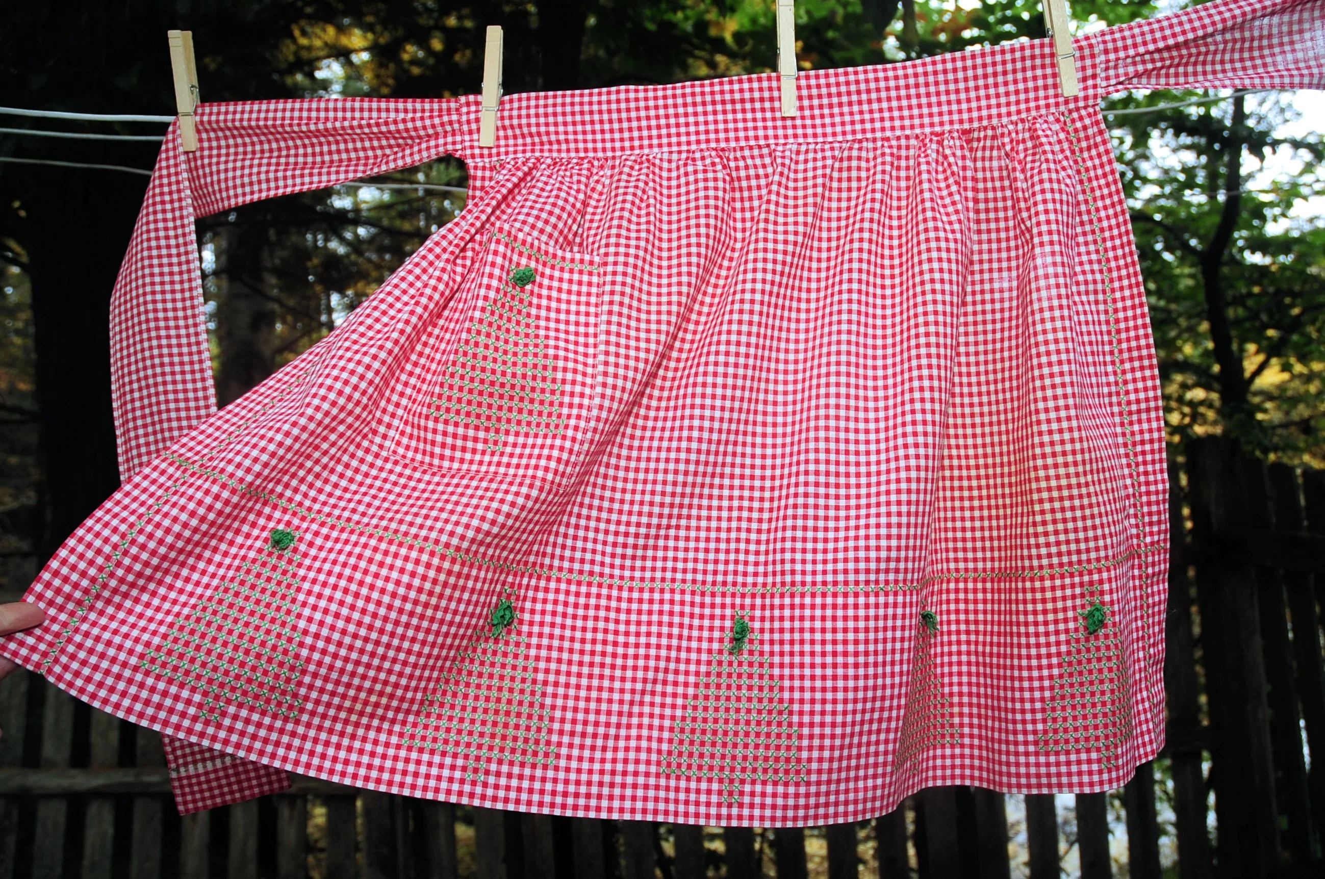 60s Christmas Half Apron Red Gingham Tree Embroidery - Image 4