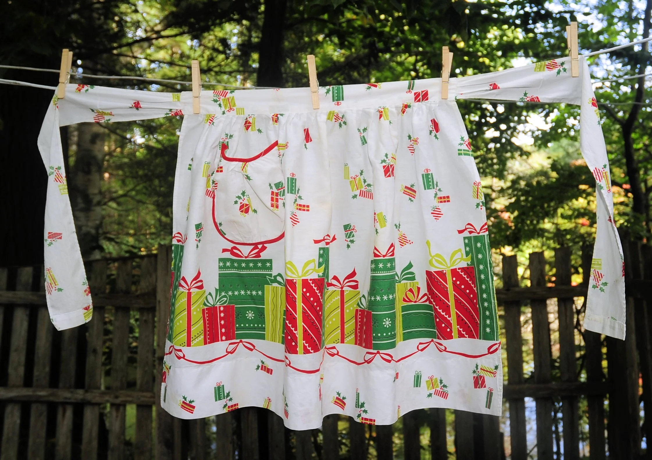 60s Christmas Hostess Apron Gifts Red Bows Holly - Image 3