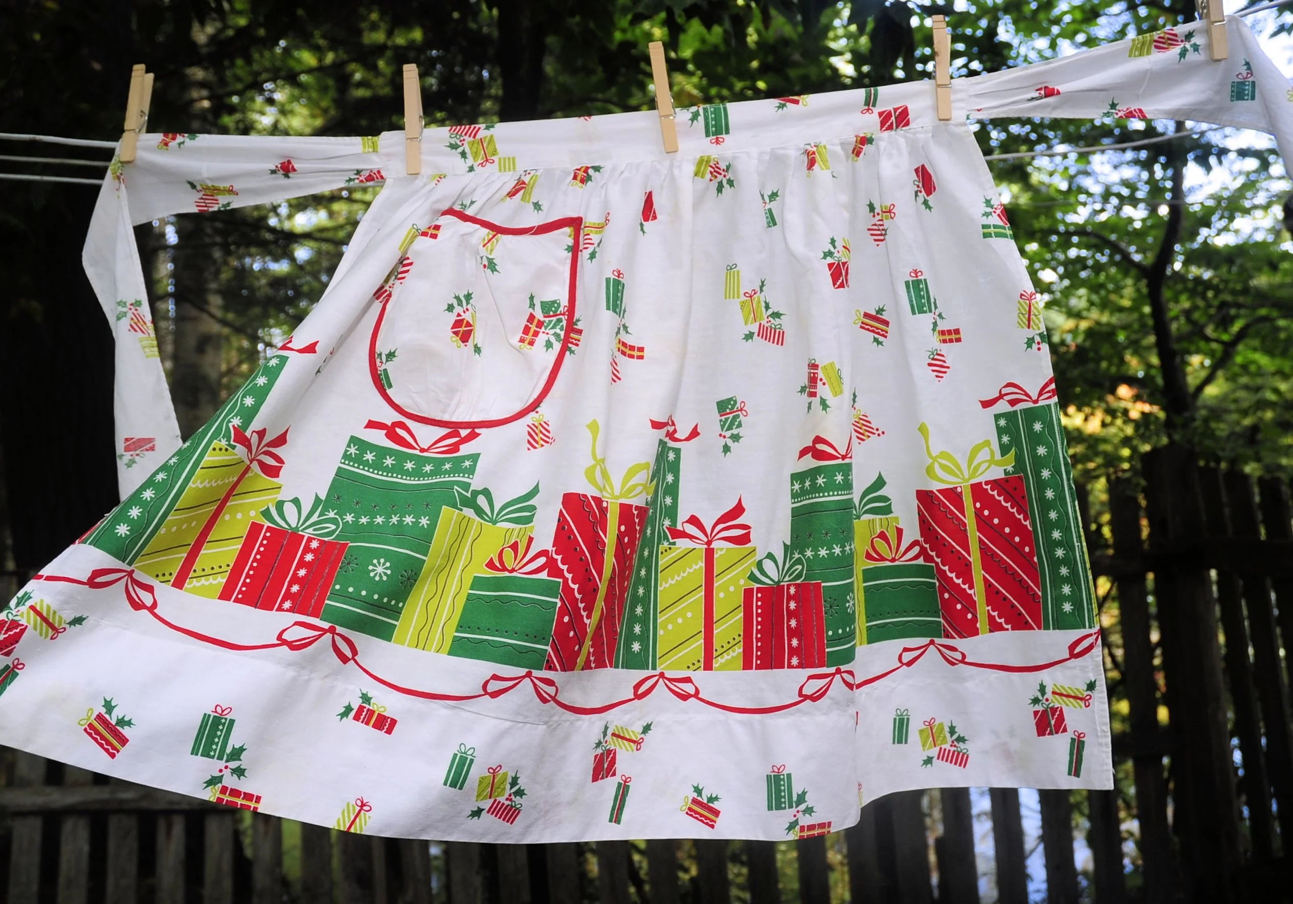 60s Christmas Hostess Apron Gifts Red Bows Holly - Image 4