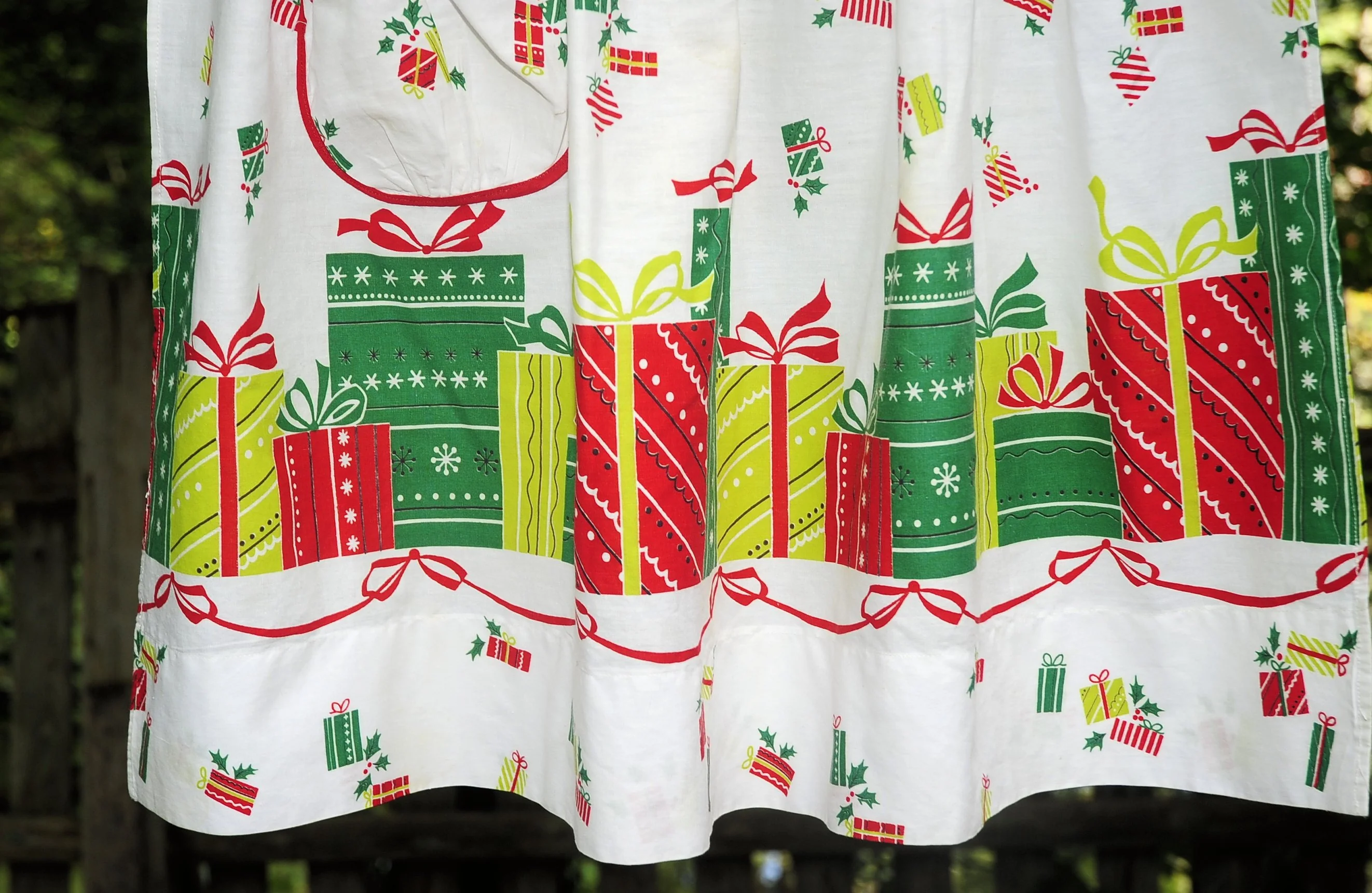 60s Christmas Hostess Apron Gifts Red Bows Holly - Image 5