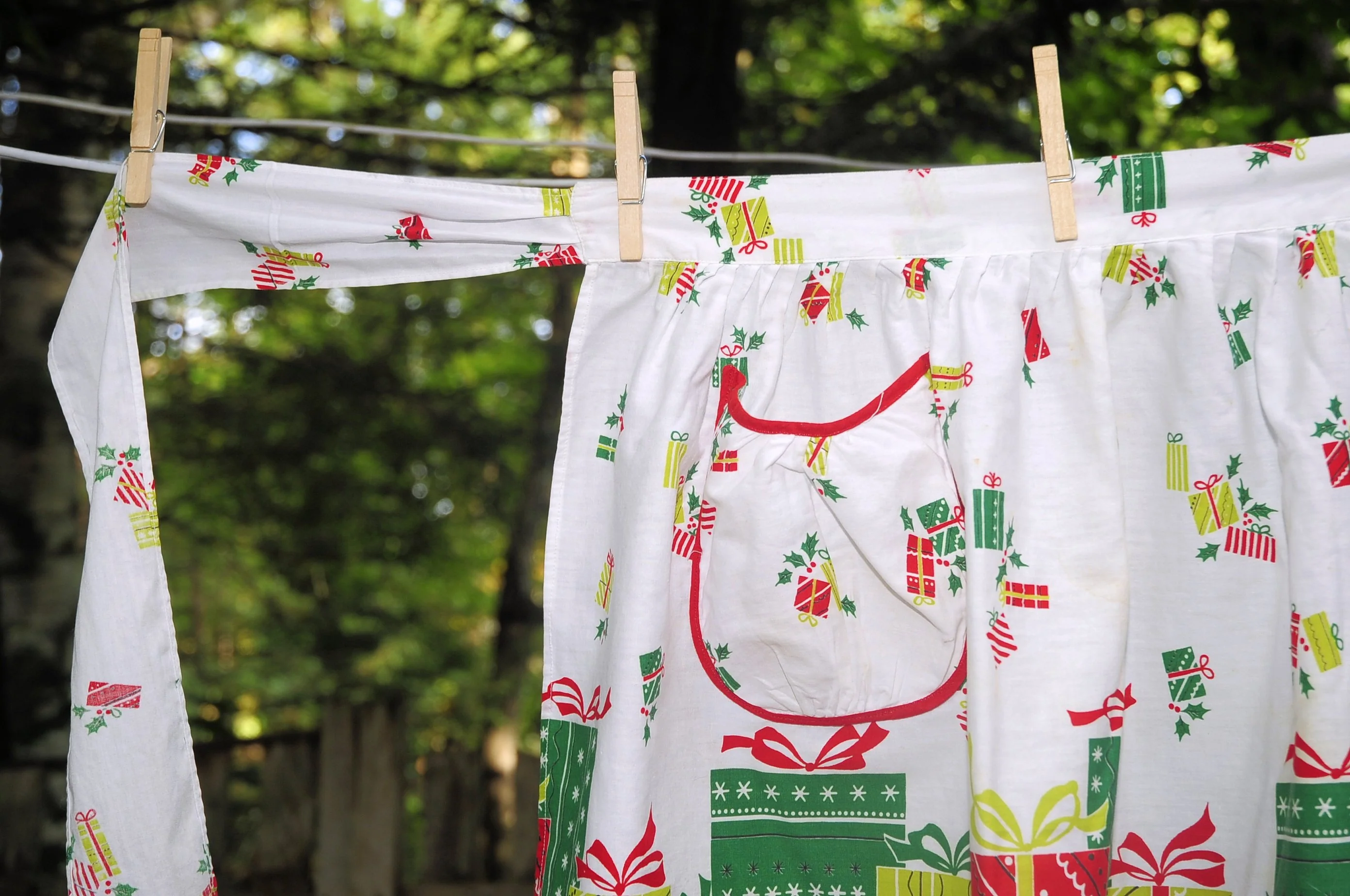 60s Christmas Hostess Apron Gifts Red Bows Holly - Image 6