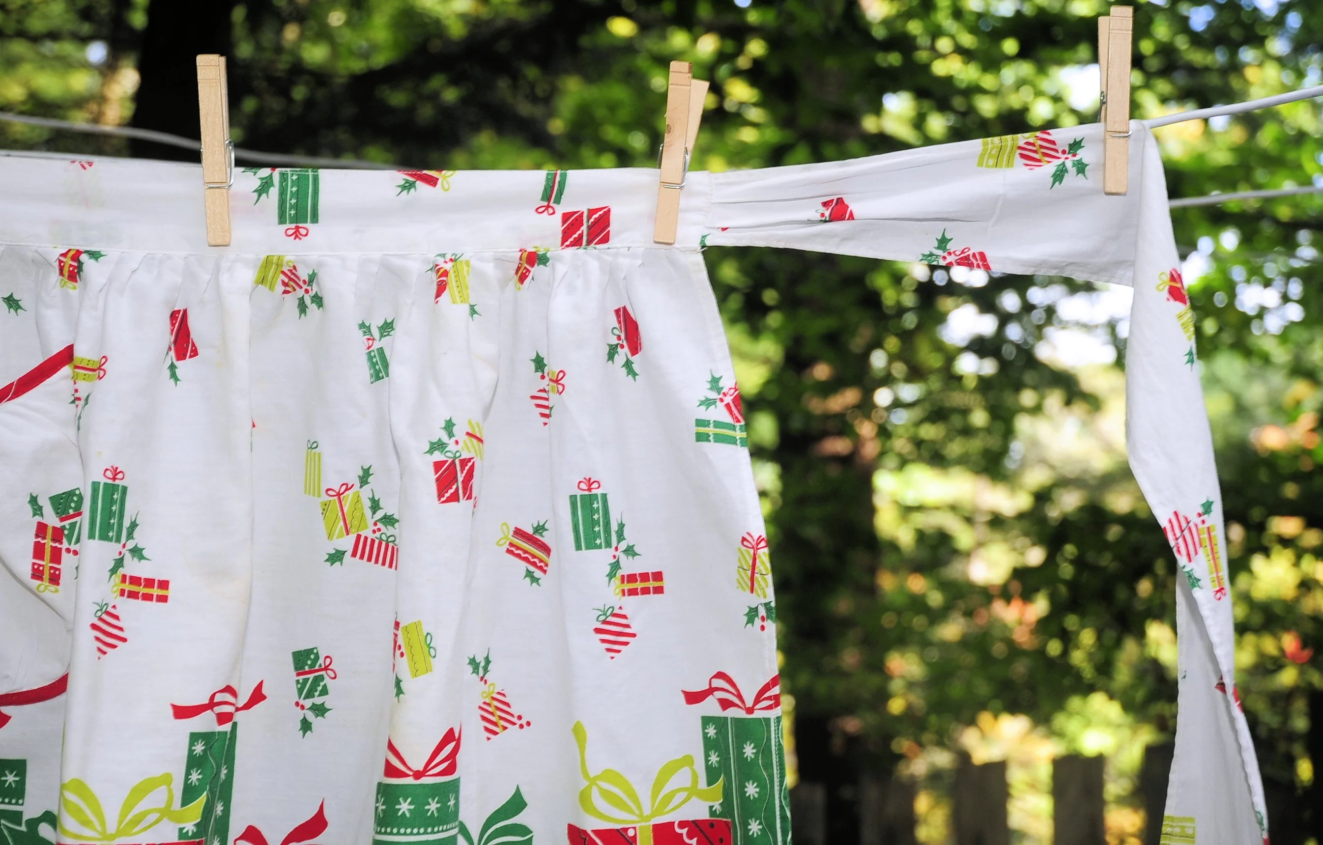 60s Christmas Hostess Apron Gifts Red Bows Holly - Image 7