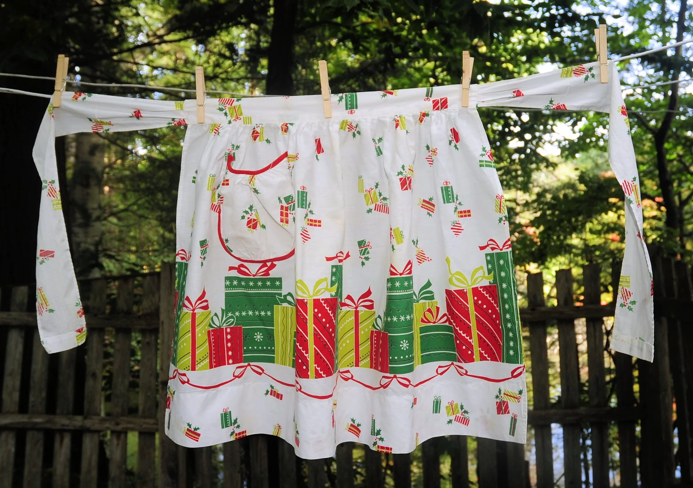60s Christmas Hostess Apron Gifts Red Bows Holly - Image 8