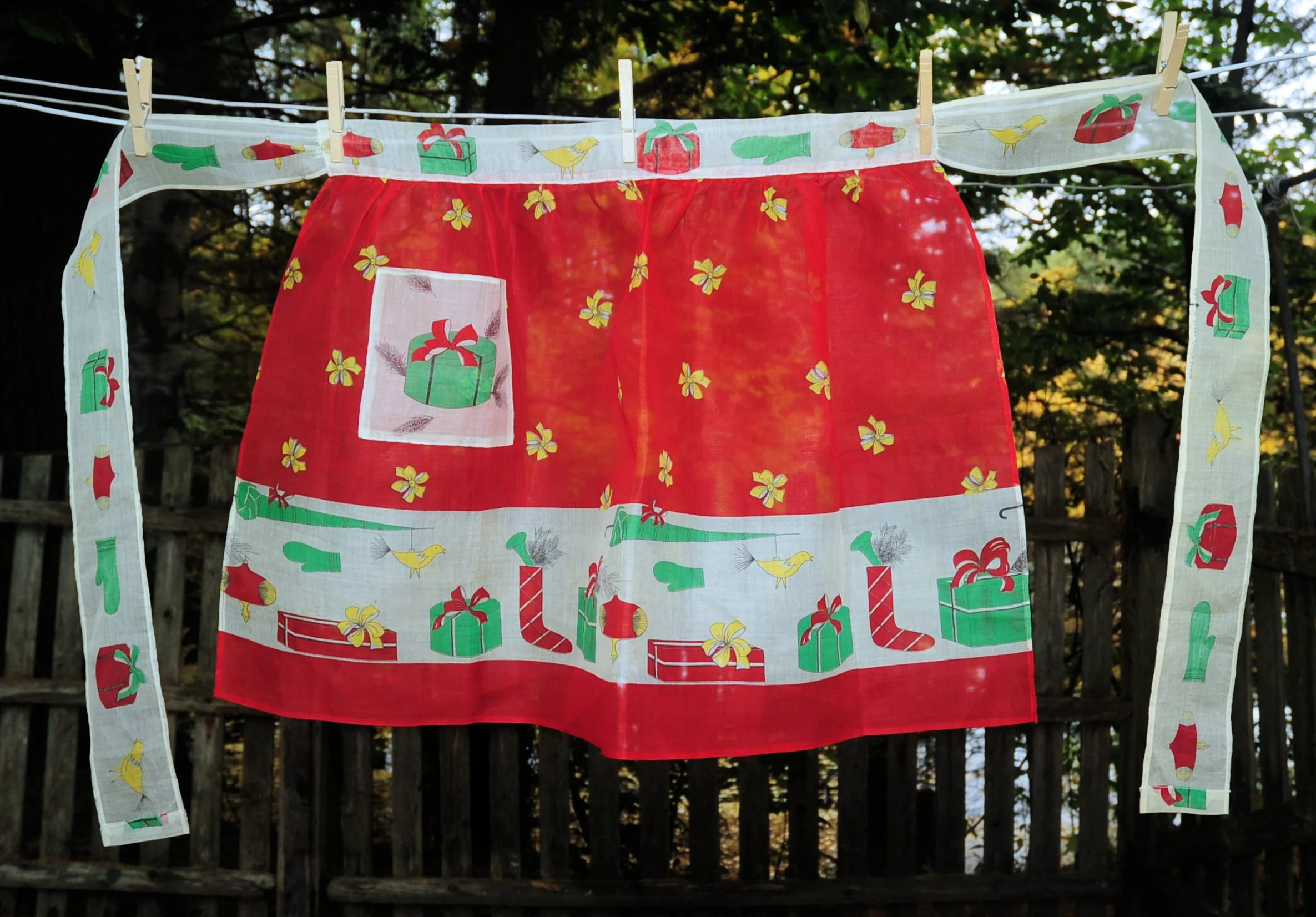 60s Christmas Illusion Fancy Hostess Apron Presents - Image 3