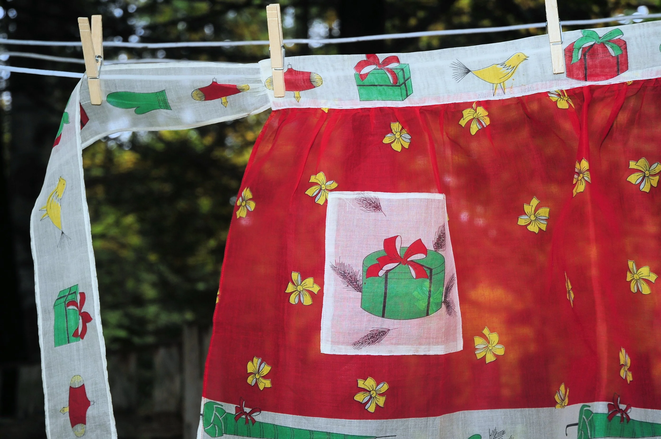 60s Christmas Illusion Fancy Hostess Apron Presents - Image 4