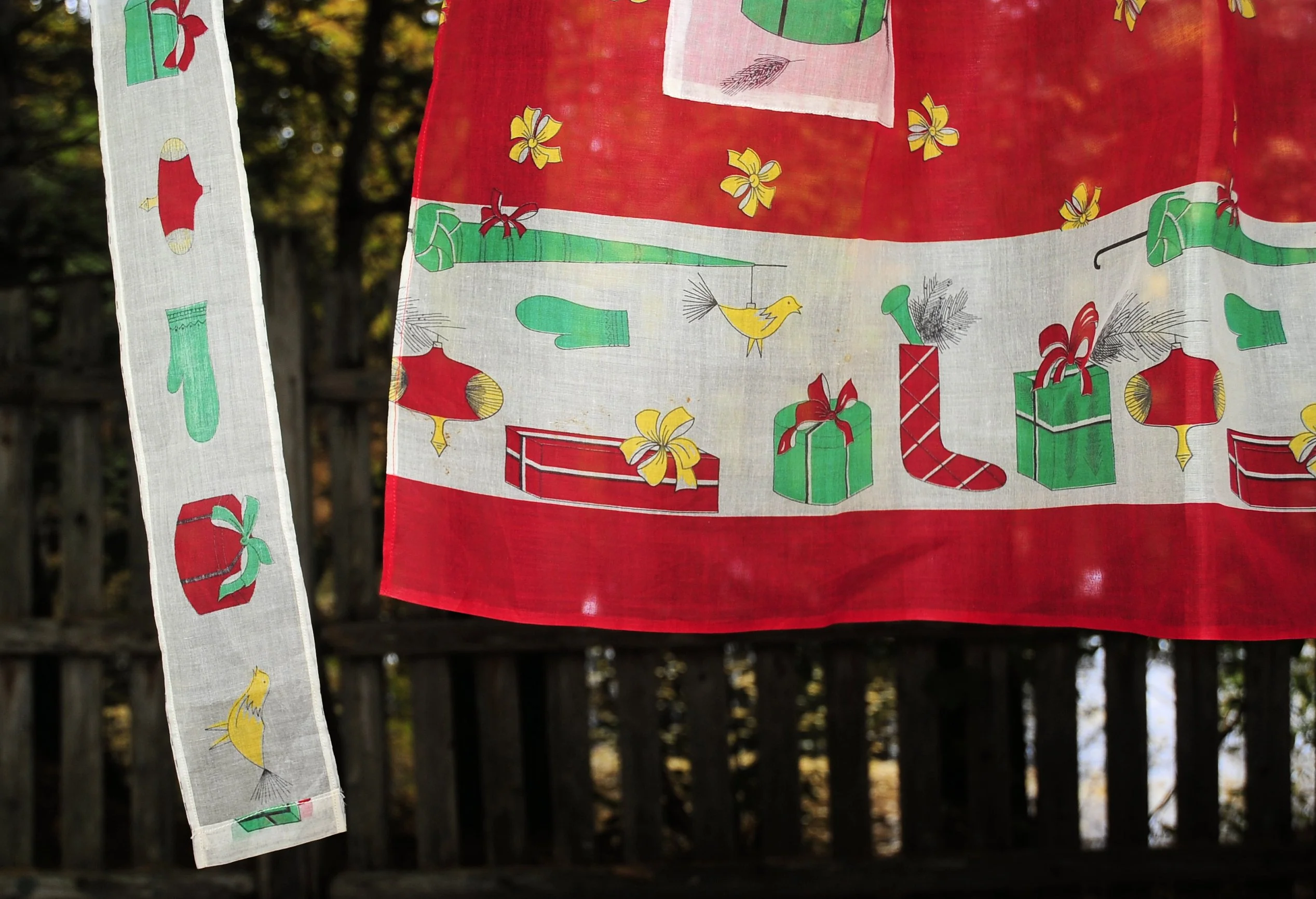 60s Christmas Illusion Fancy Hostess Apron Presents - Image 6