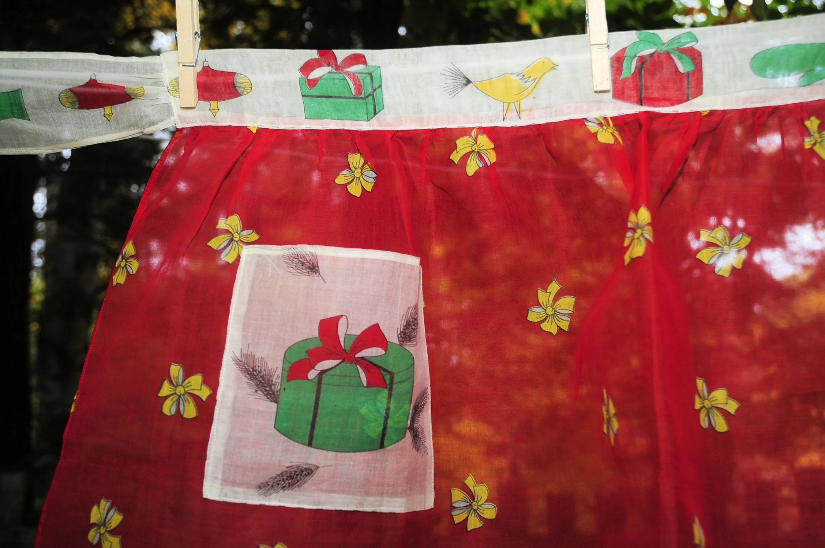 60s Christmas Illusion Fancy Hostess Apron Presents - Image 9