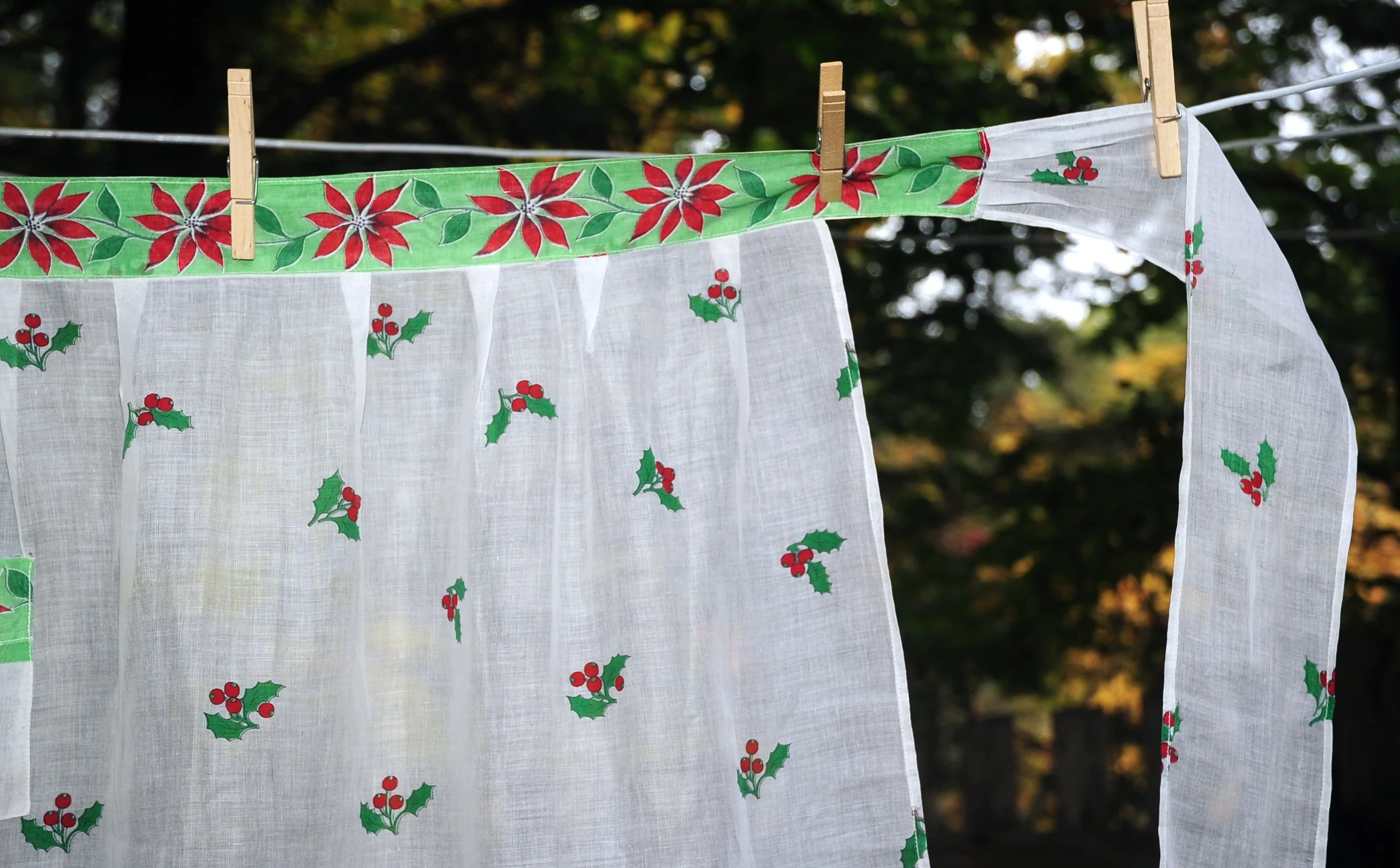 60s Christmas Illusion Half Apron Poinsettias And Ivy - Image 6