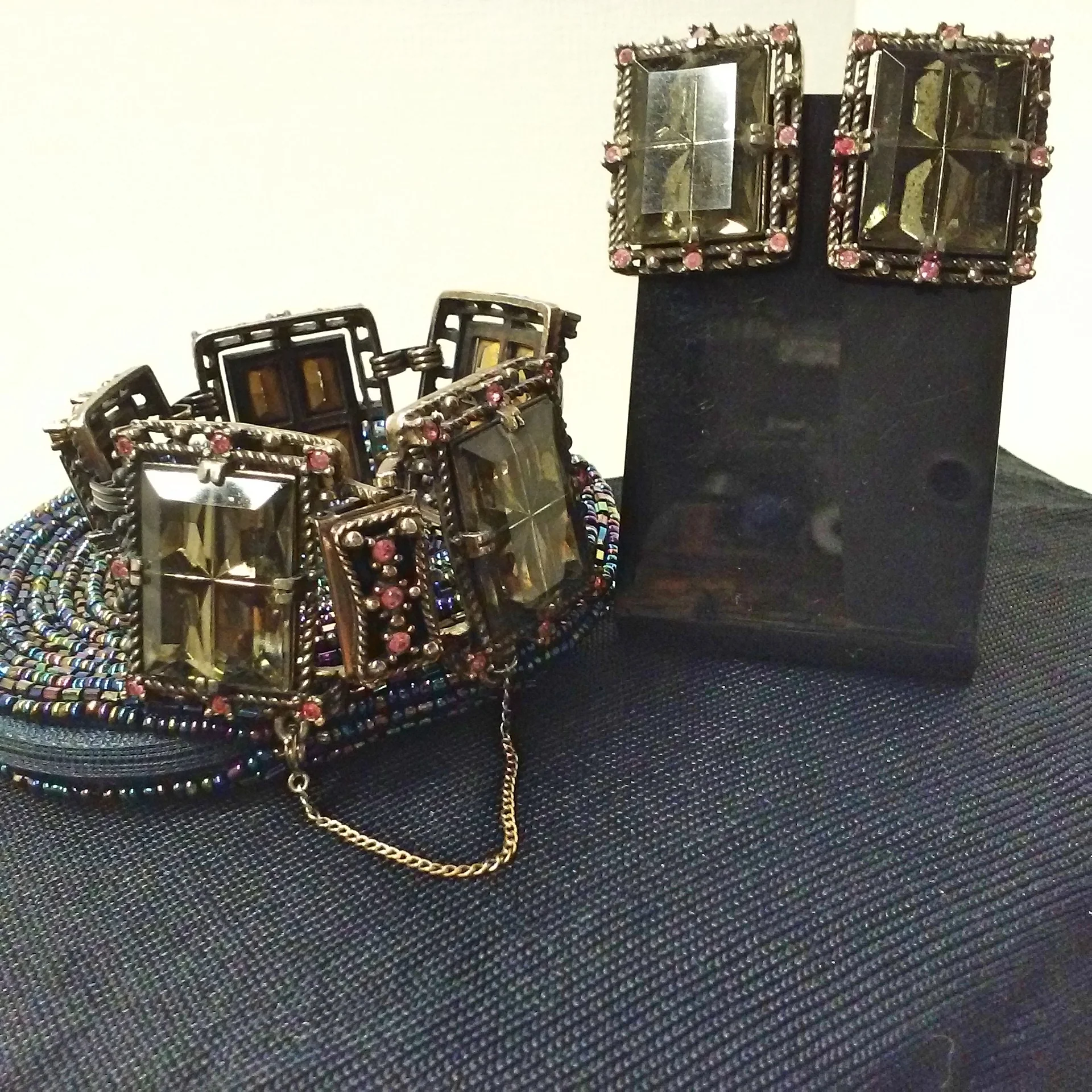 60s Chunky Facet Glass Bracelet Matching Clip Earring By Unmarked Costume Jewelry Set with Beaded Pouch - Image 4