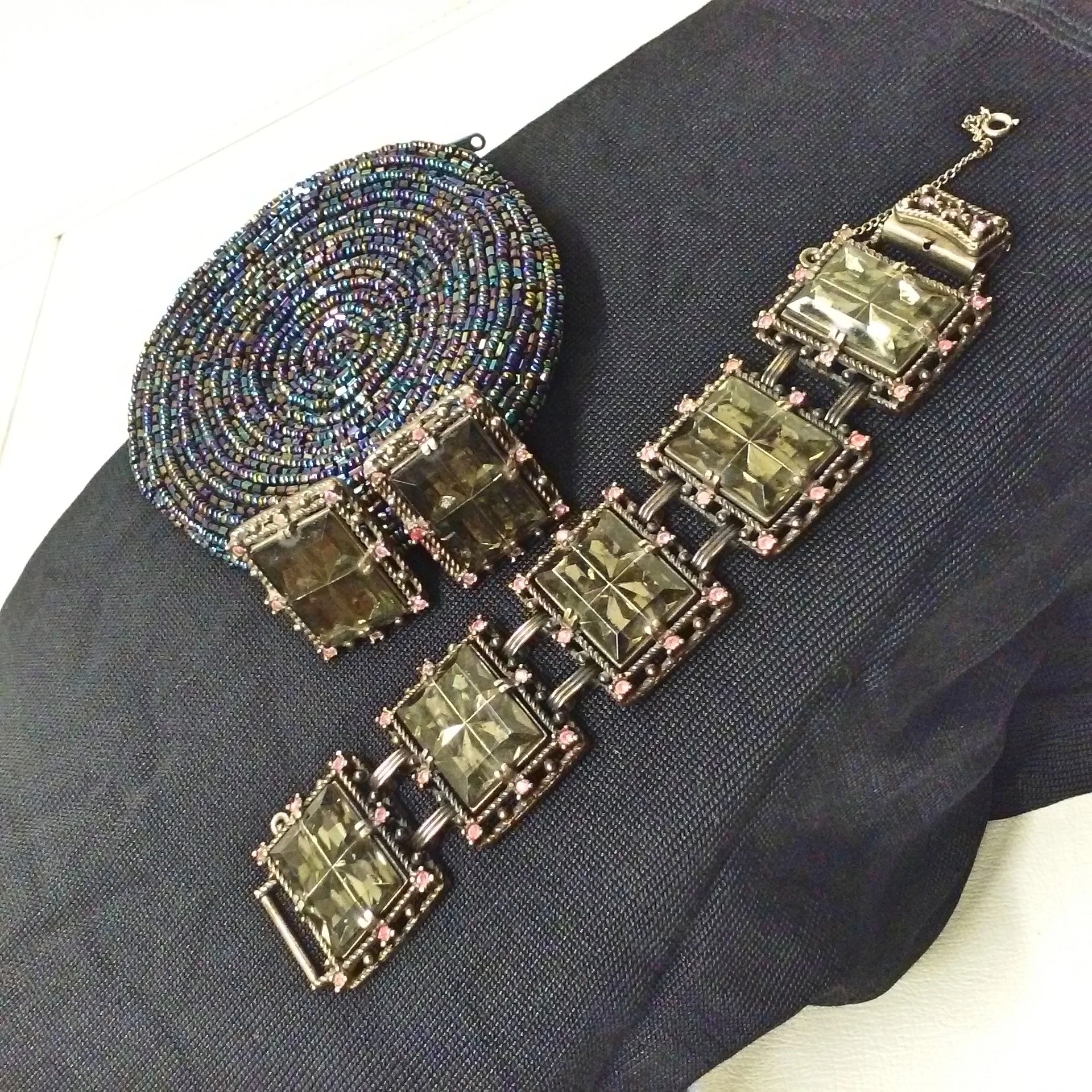 60s Chunky Facet Glass Bracelet Matching Clip Earring By Unmarked Costume Jewelry Set with Beaded Pouch - Image 5
