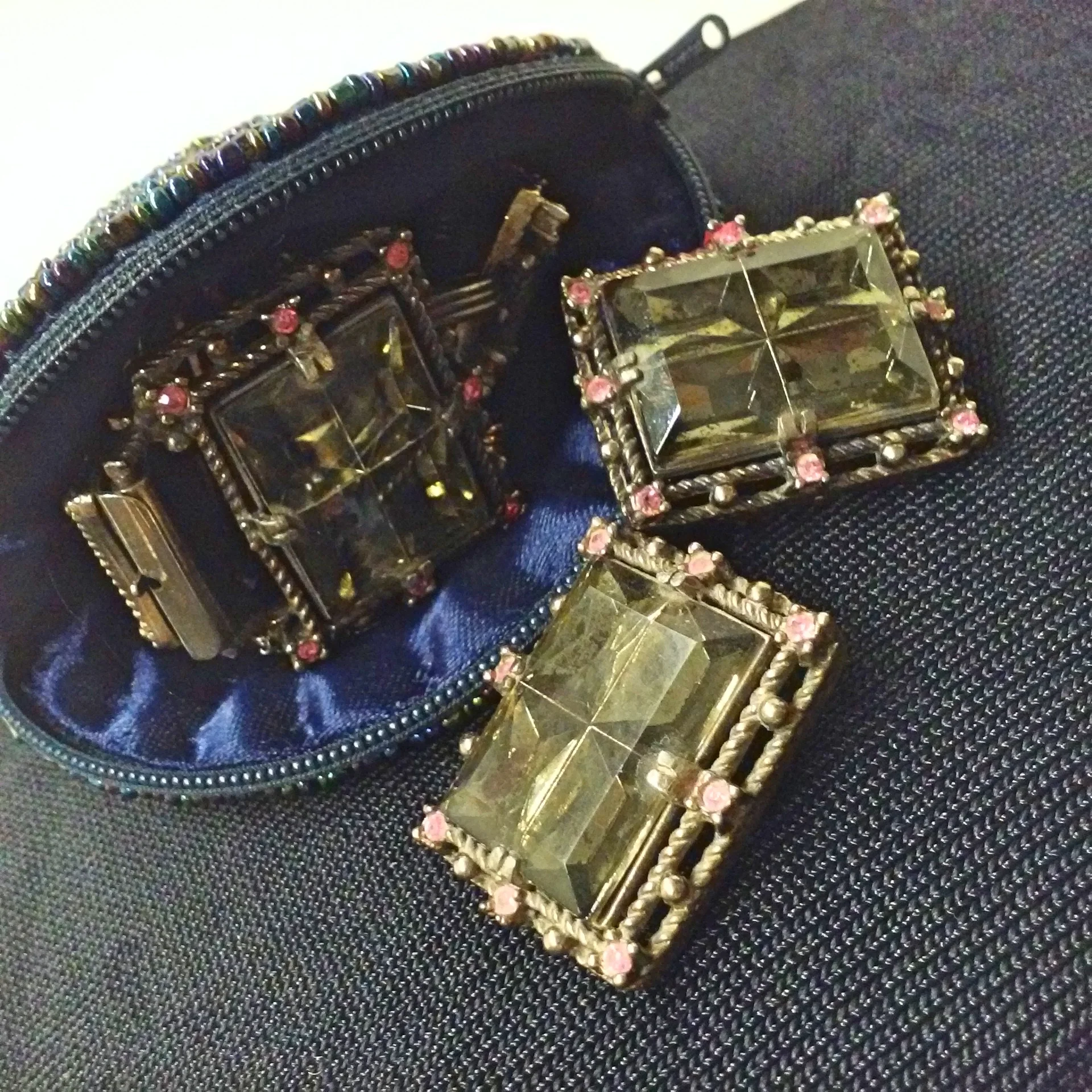 60s Chunky Facet Glass Bracelet Matching Clip Earring By Unmarked Costume Jewelry Set with Beaded Pouch - Image 9