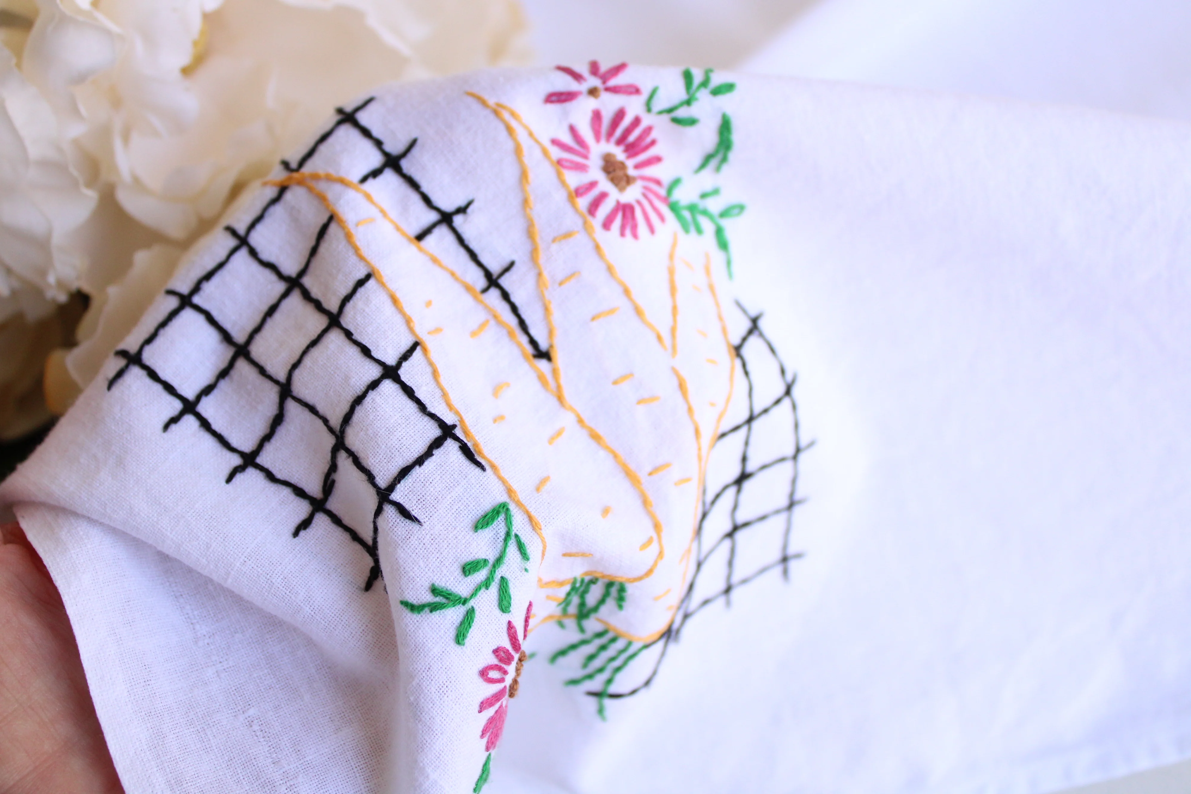 60s Cotton Tablecloth With Embroidered Carrot - Image 10