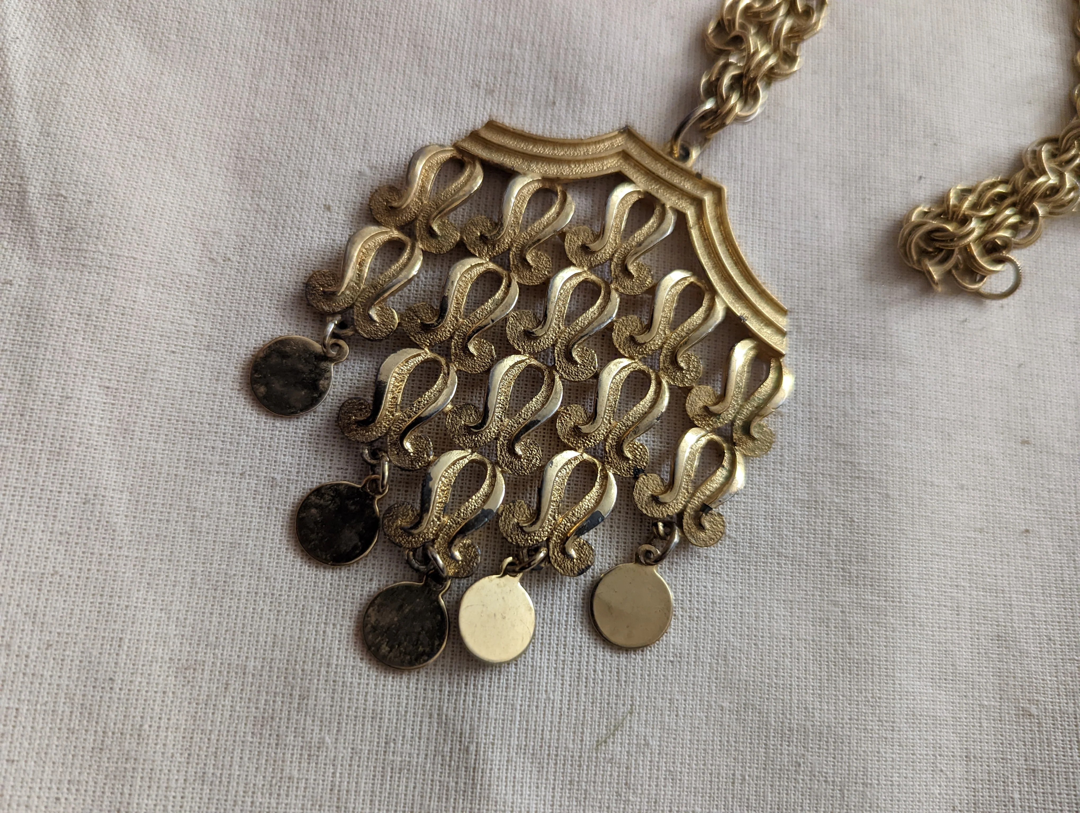 60s Gold Ornate Pendant On A Gold Link Chain - Image 10