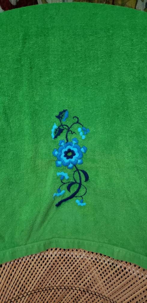 60s Green Bath Towel with Crewel Blue Flower by Stevens Utica by Stevens Utica - Image 4