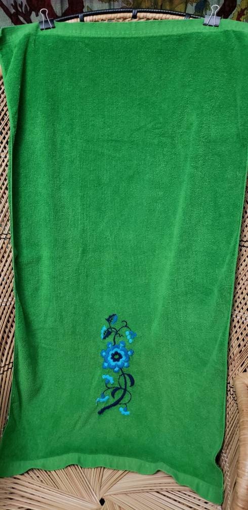 60s Green Bath Towel with Crewel Blue Flower by Stevens Utica by Stevens Utica - Image 5