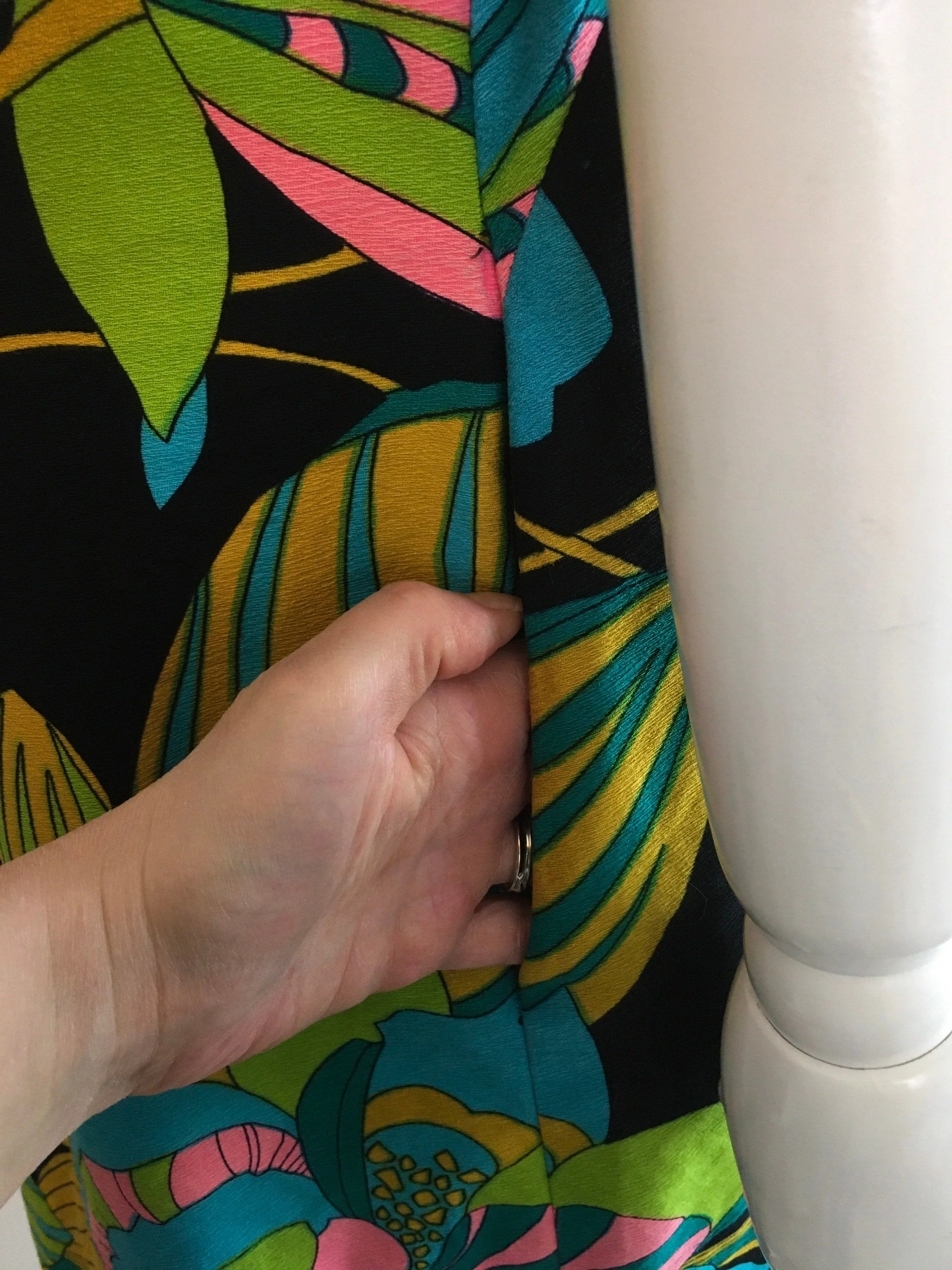 60's Hawaiian Floral Border Print Shift Dress by Alice Polynesian Fashions - Image 7