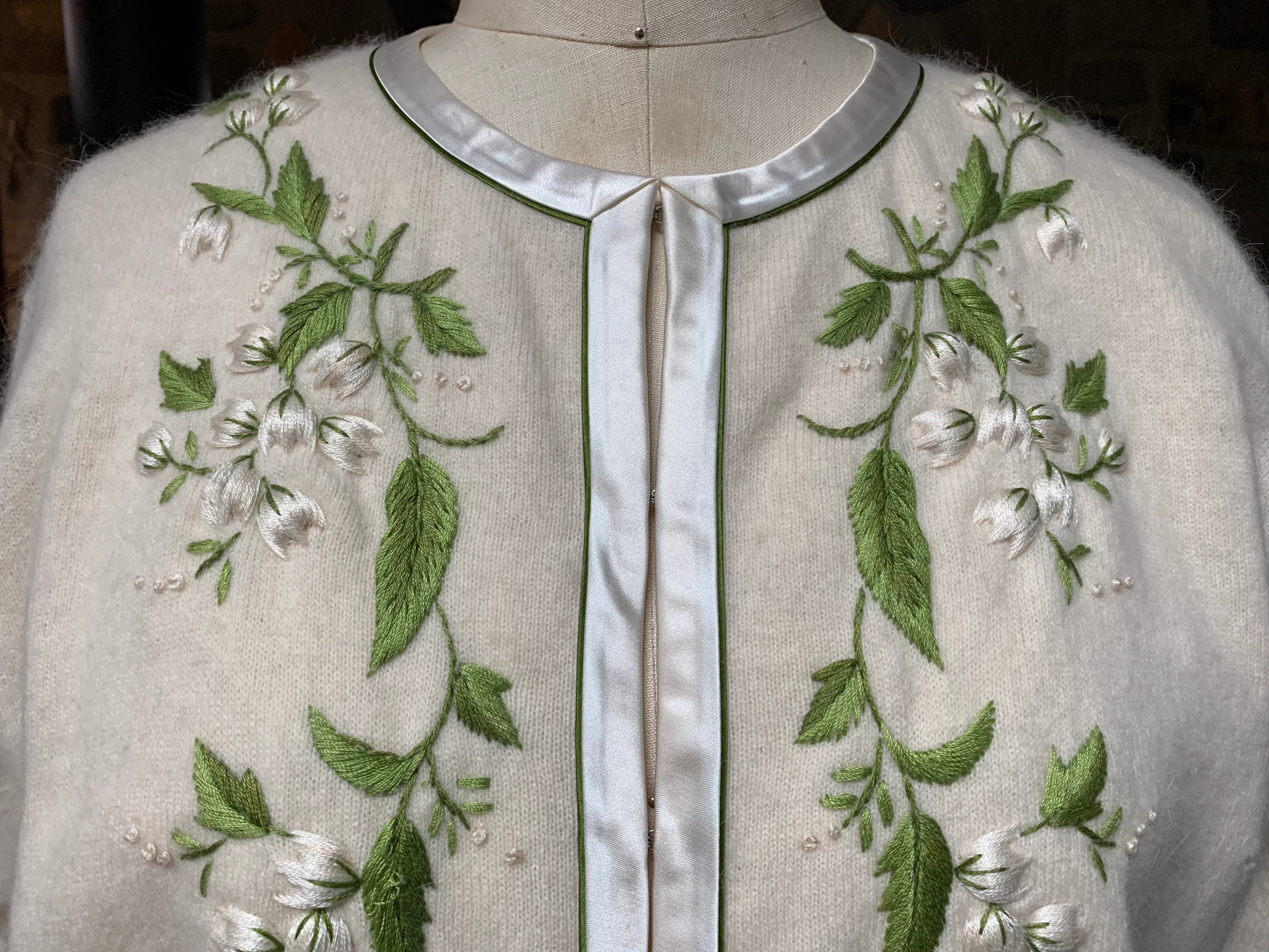60s Ivory Sweater Ivory And Green Embroidered Flowers - Image 3